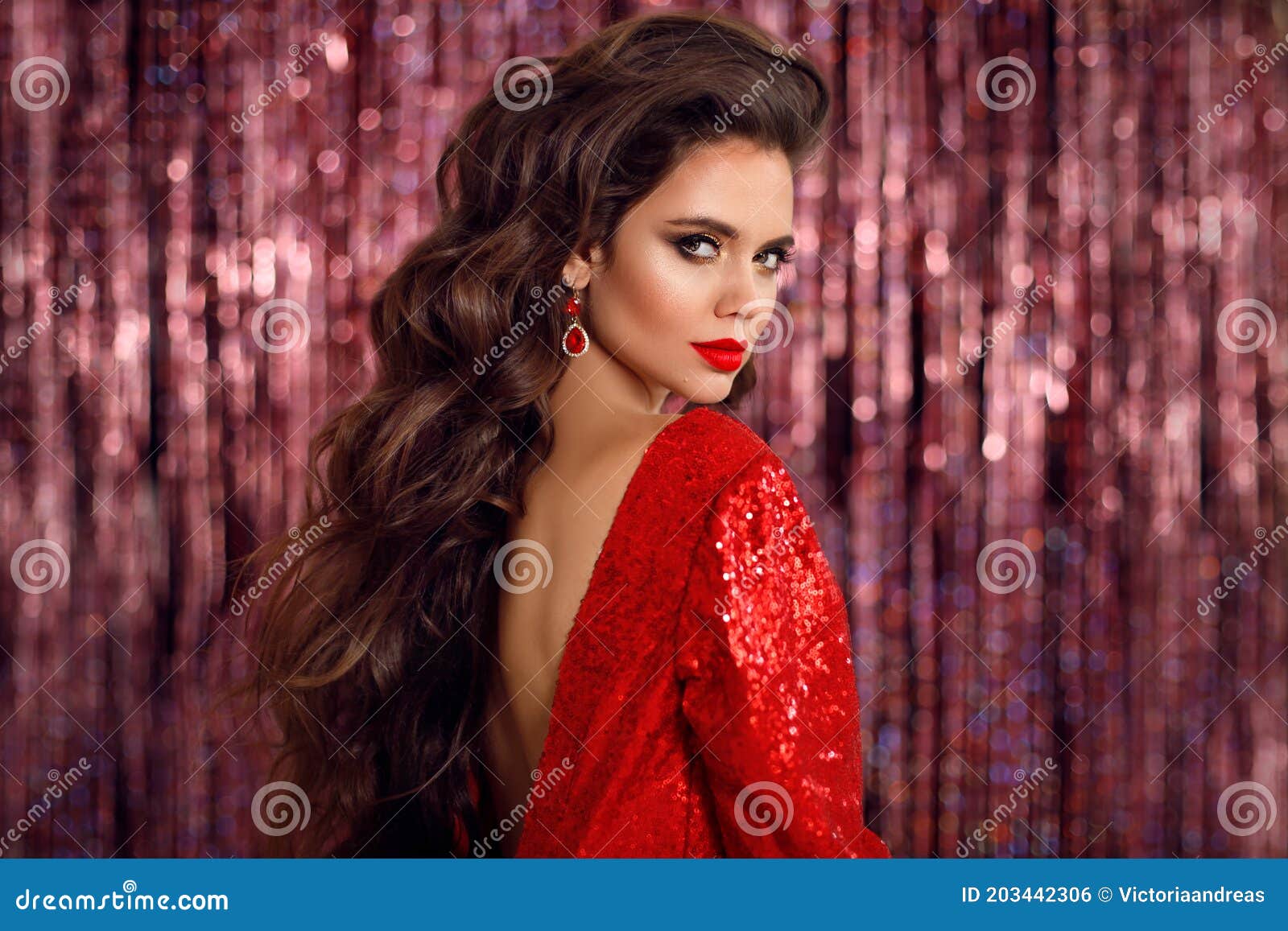 Bella Morena Con Vestido Rojo Con Pelo Ondulado Saludable. Maquillaje De  Glamour. Chica De Belleza De Moda Aislada En Una Fiesta D Foto de archivo -  Imagen de brillo, muchacha: 203442306