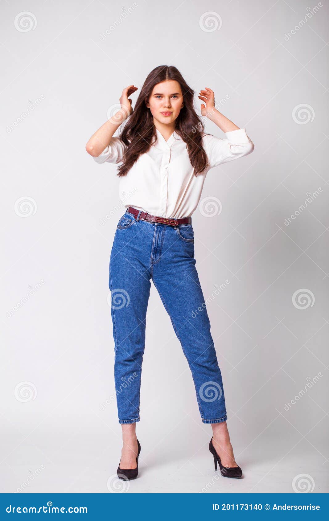 Bella Mujer En Jeans Azules Y Camisa Blanca En Fondo Foto de archivo - Imagen feliz, figura: 201173140