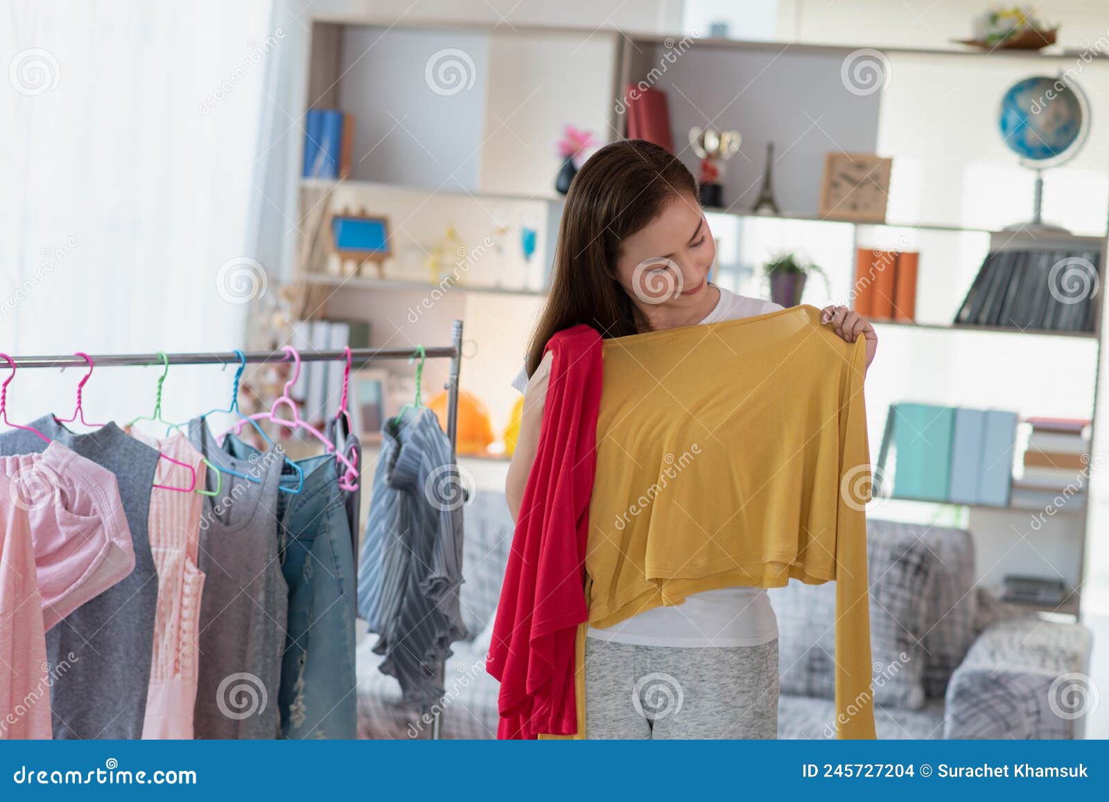 Con otras bandas mineral inyectar Bella Mujer Asiática De Pie Eligiendo Prendas De Vestir Del Colgador De Ropa  En El Vestidor Foto de archivo - Imagen de tela, persona: 245727204