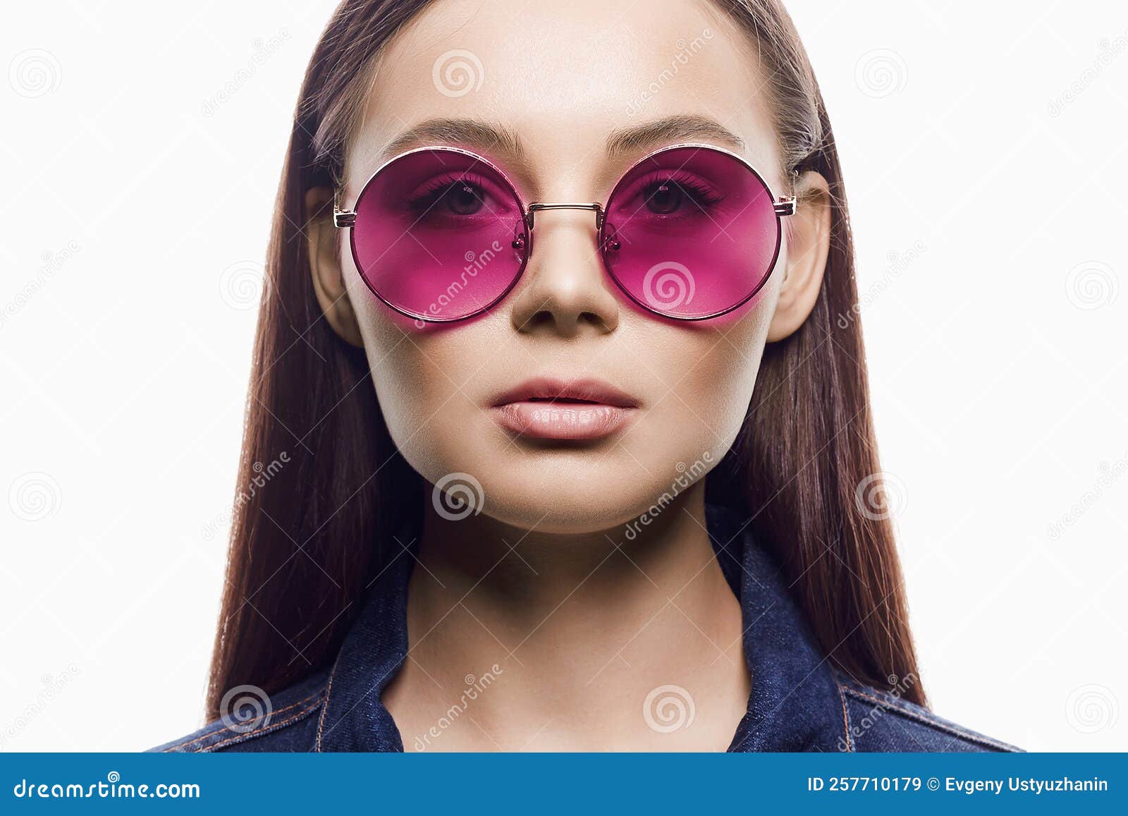 Bella Mujer Con Gafas Sol. Chica De Belleza Con Anteojos de archivo Imagen de encanto, marco: 257710179
