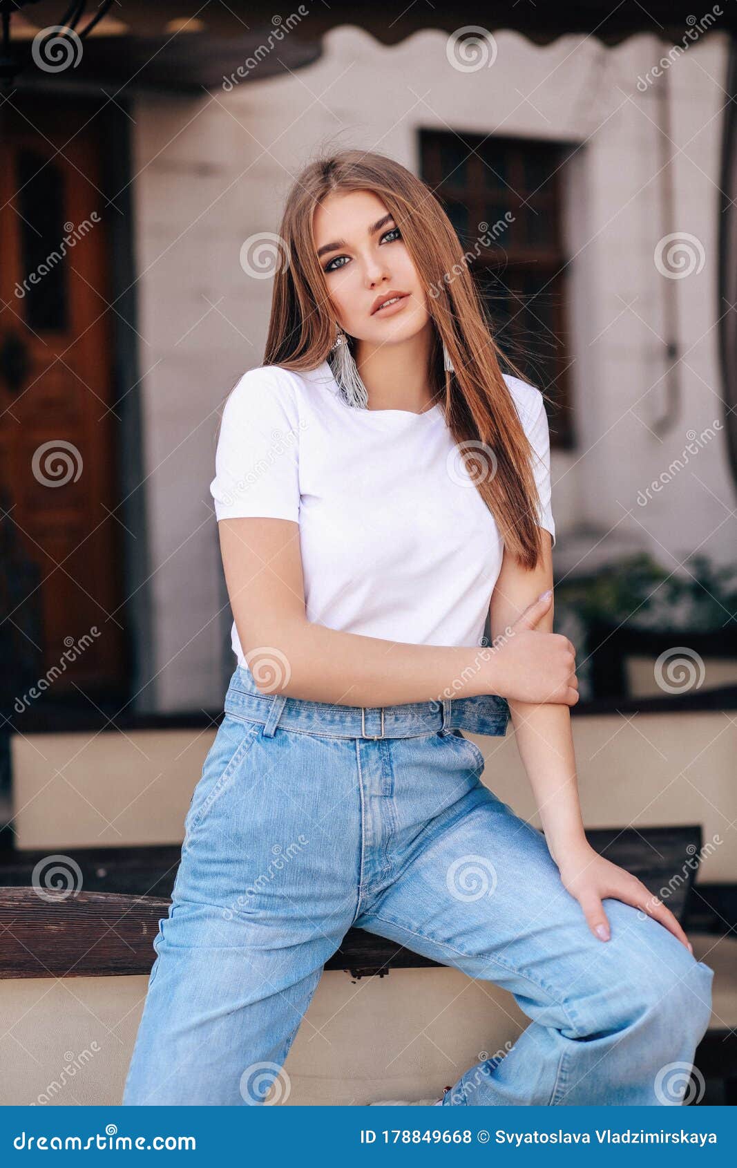 https://thumbs.dreamstime.com/z/bella-mujer-con-pelo-oscuro-en-ropa-informal-posando-la-calle-foto-de-moda-al-aire-libre-una-hermosa-el-camisa-blanca-y-jeans-178849668.jpg