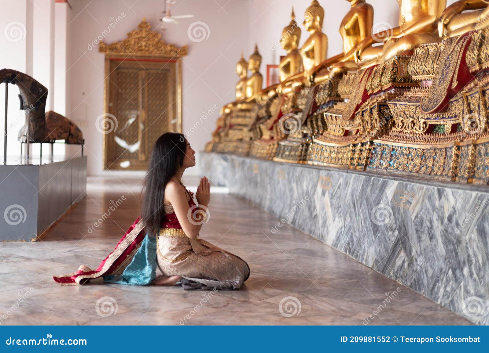 Bella Mujer Con Traje De Vestir Tradicional Foto archivo - Imagen de belleza, tailandia:
