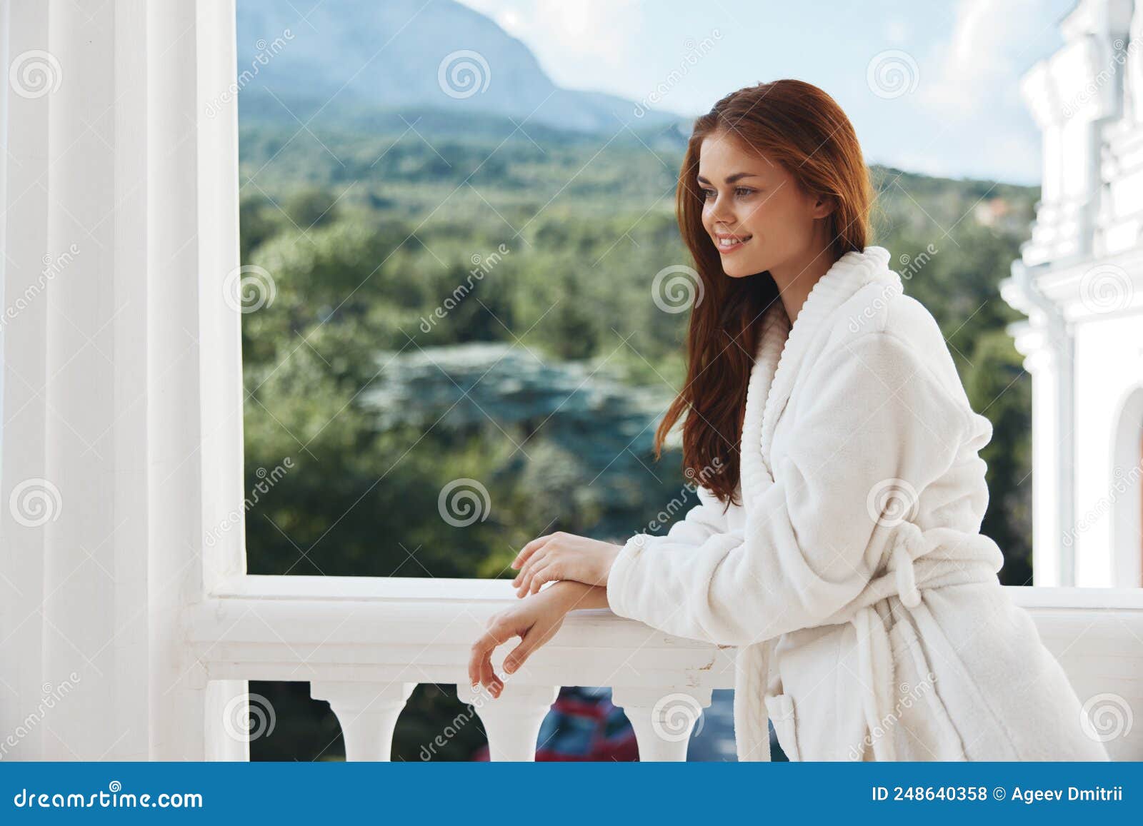 Bella Mujer De Cabello Largo Con Albornoz Blanco, Que Se Aloja En El Balcón Con Vistas a La Montaña Del Hotel. Foto De Alta Calida Foto de - Imagen de mirando,