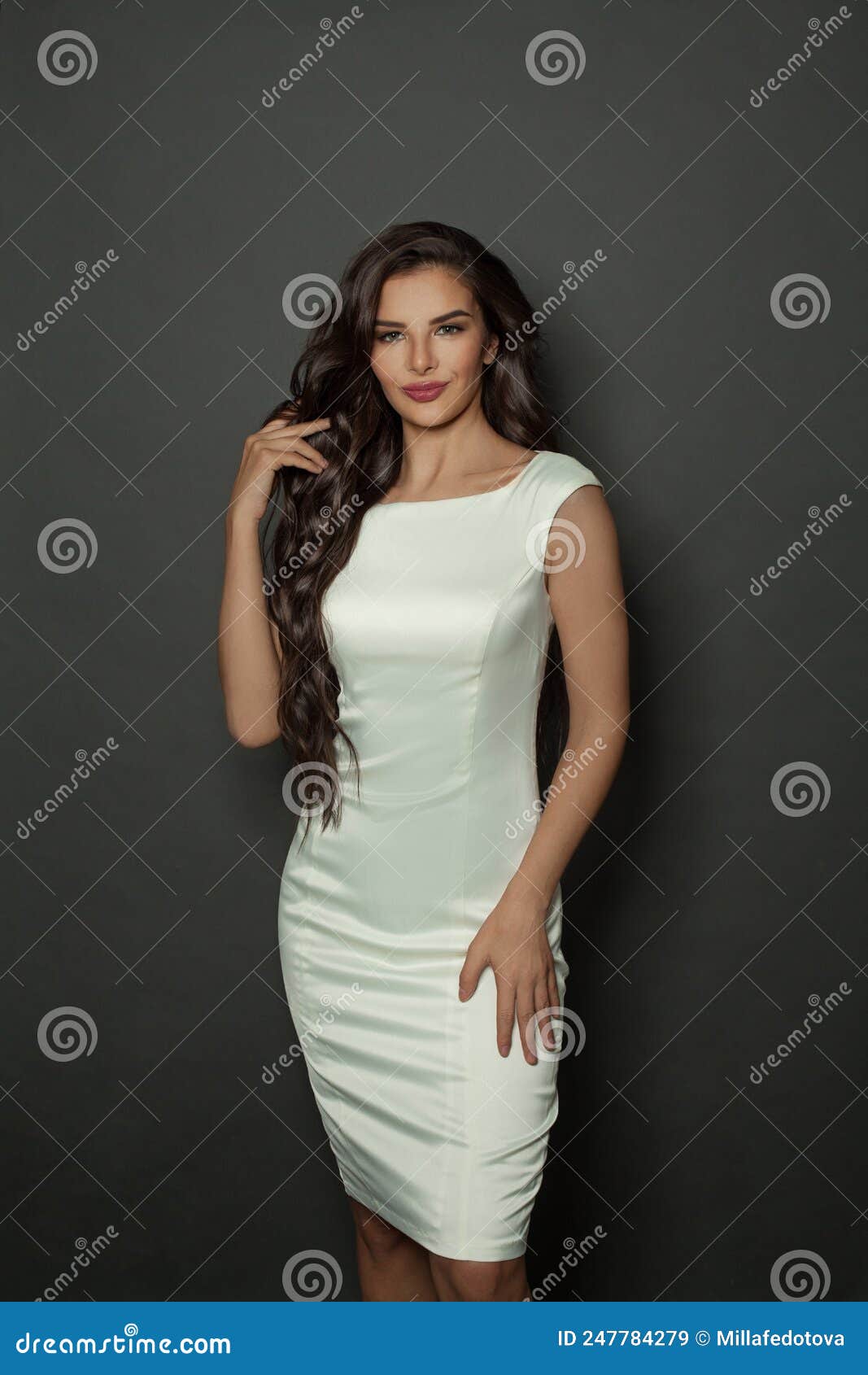 Bella Mujer Con Vestido Blanco De Fondo Negro Imagen de archivo - Imagen de rizado, nupcial: 247784279