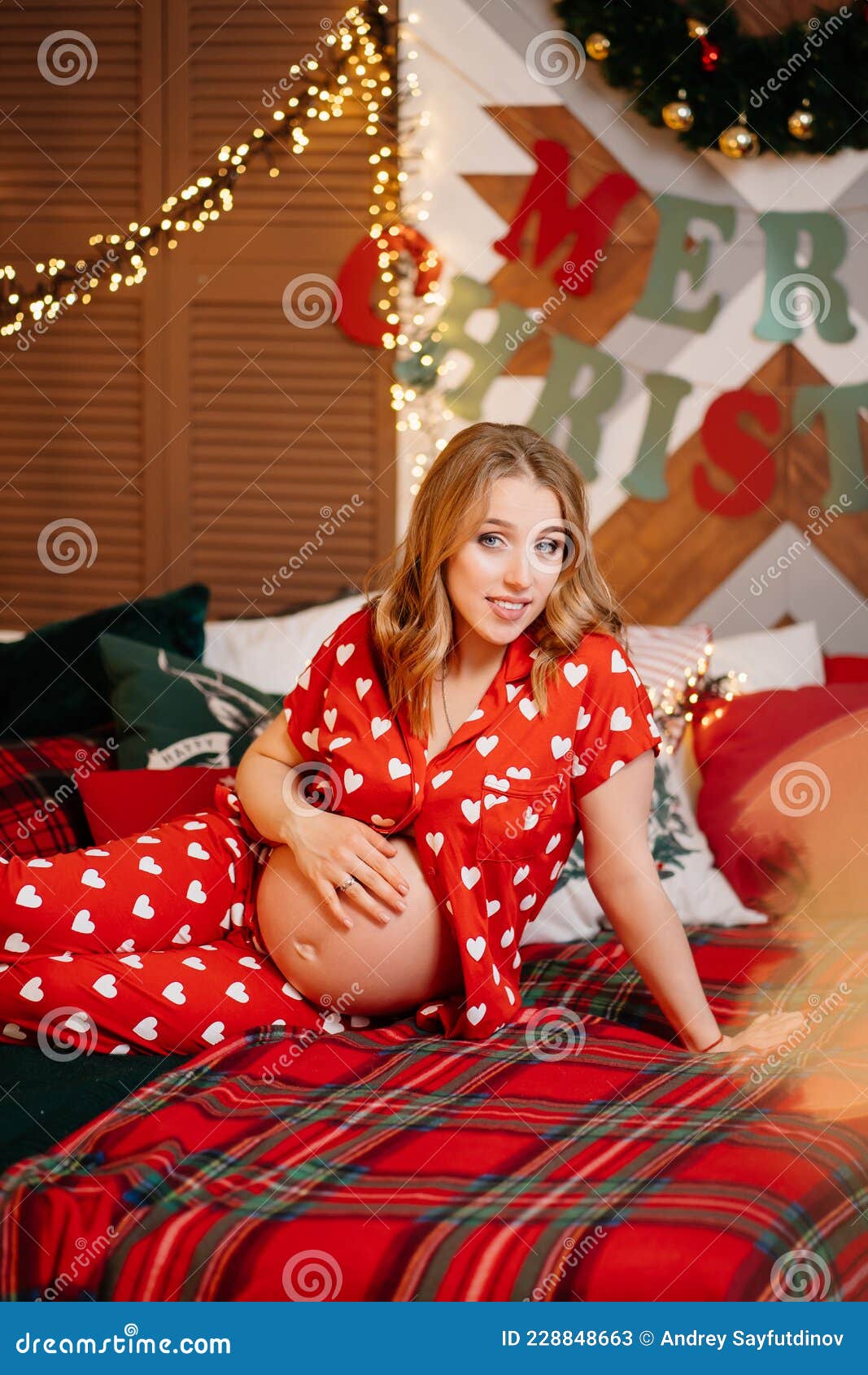 Bella Mujer Embarazada En Pijama Roja La Cama En Un Dormitorio Con árbol De Navidad. Imagen de - Imagen de madre, nacimiento: 228848663