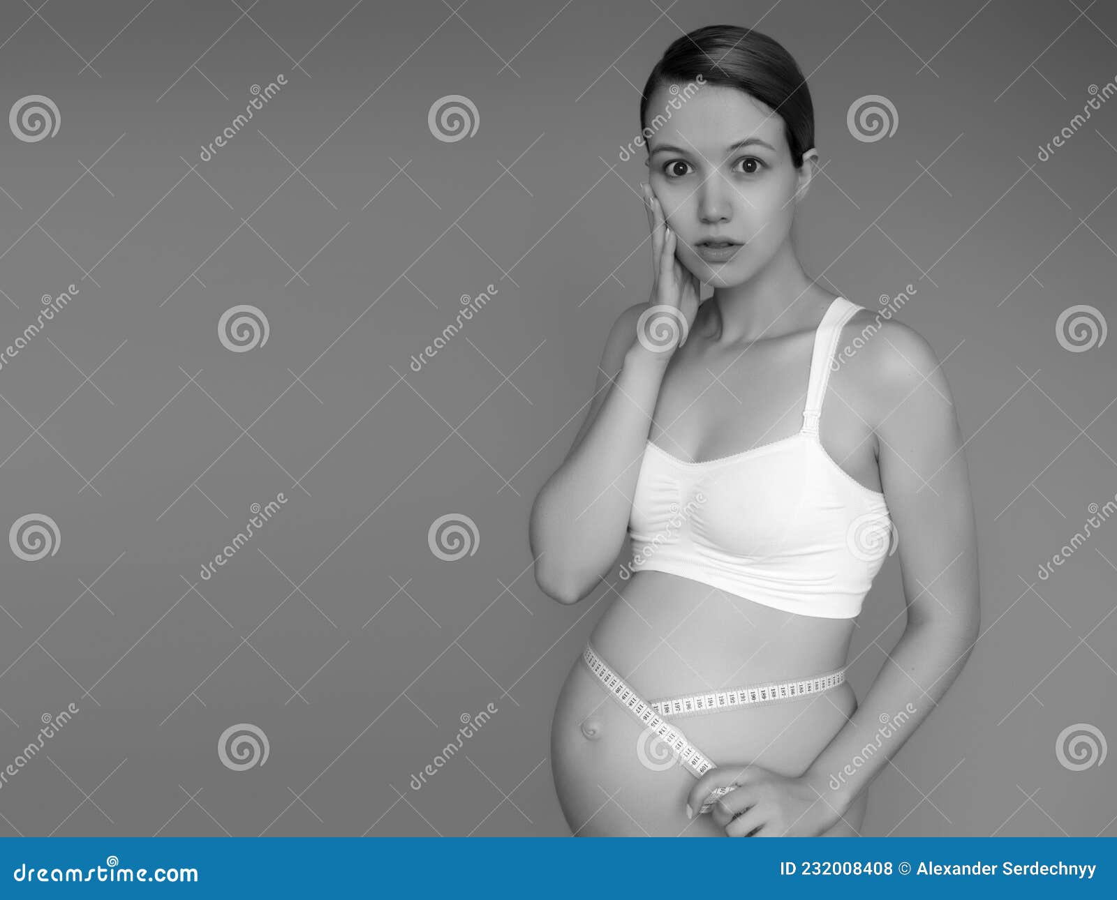 Bella Mujer Embarazada Vestida De Ropa Para Mujeres Embarazadas Está  Midiendo Su Barriga Desnuda Sonriendo En Una Foto de archivo - Imagen de  esperar, cuidado: 232008408