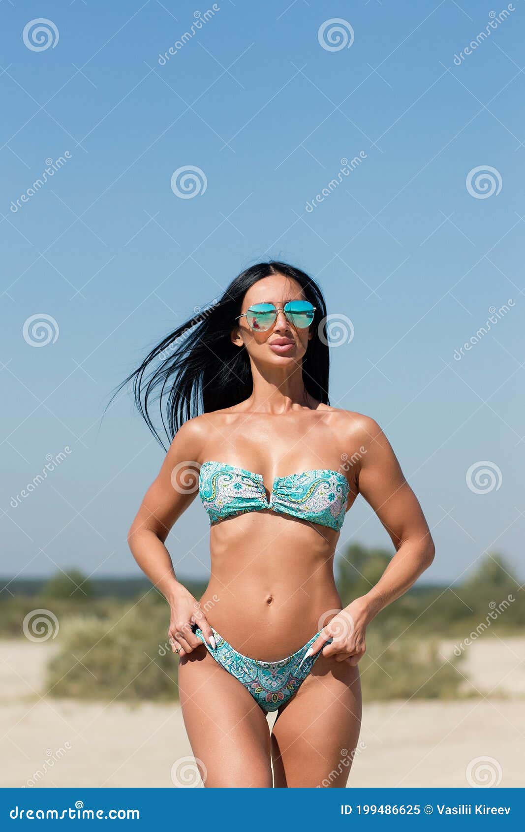 Bella Mujer En Traje De La Playa Imagen archivo - Imagen de atractivo, verano: 199486625