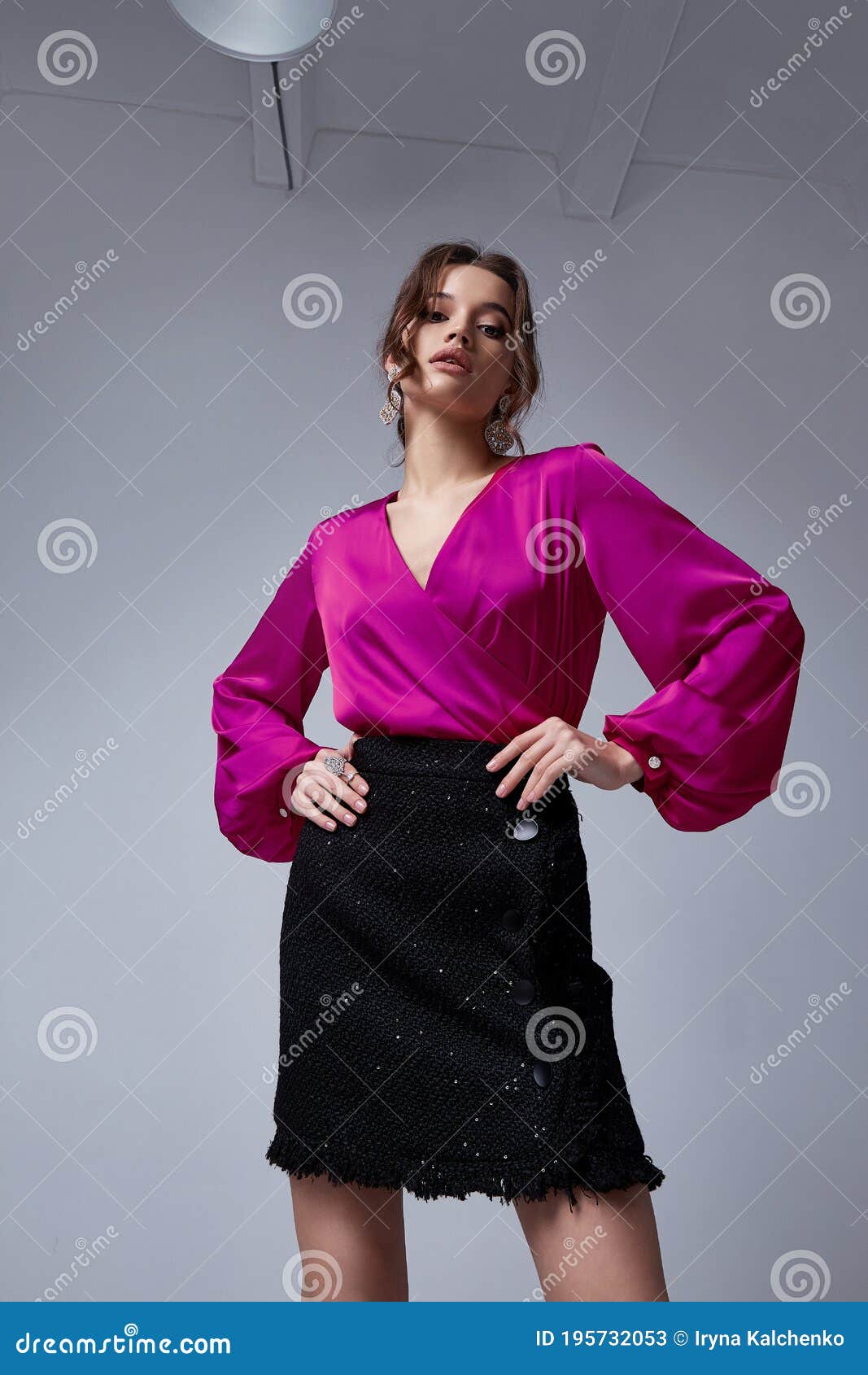 Bella Mujer Estilo De Colección Fiesta De Moda Ropa Blusa Falda Correa De Lujo Casual Para Cada Modelo De Accesorio Diario Imagen de - Imagen de danza, elegante: