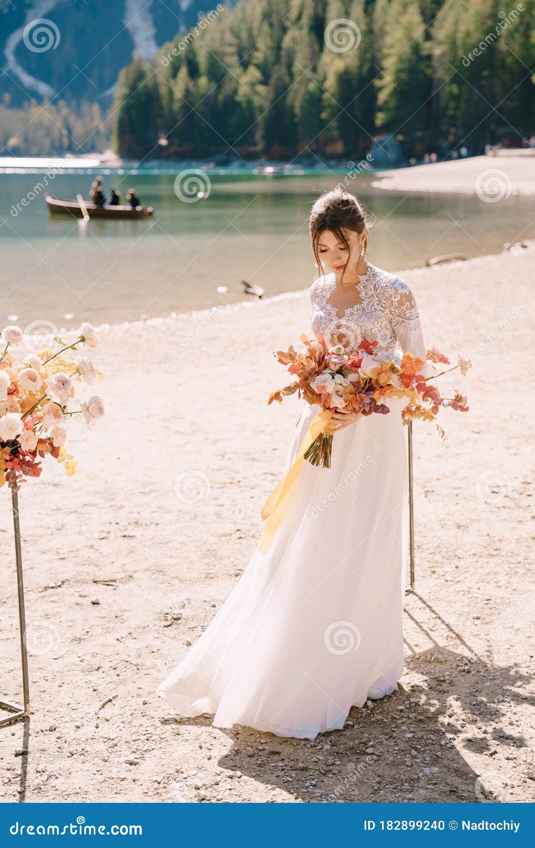 Bella Novia Con Un Vestido Blanco Con Mangas Y Encaje Con Un Ramo De Otoño Amarillo Sobre El Fondo Del Arco Para Foto de archivo - Imagen de muchacha, hembra: 182899240 Bella Novia Con Un Vestido Blanco Con Mangas Y Encaje Con Un Ramo De Otoño Amarillo Sobre El Fondo Del Arco Para Foto de archivo - Imagen de muchacha, hembra: 182899240