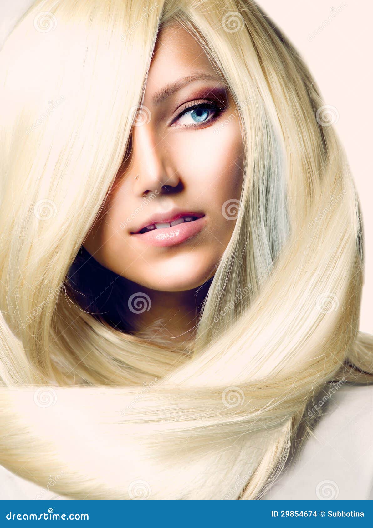 Taglio Capelli Con Frangia Per La Primavera 2025: Bottleneck Bang - Foto 9