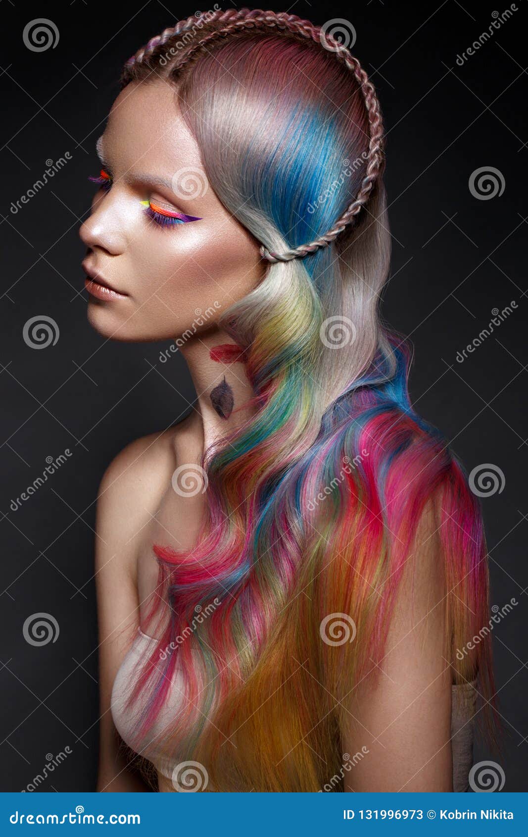 Bella Ragazza Con Di Capelli Colorati Multi E Trucco E Acconciatura Creativi Fronte Di Bellezza Immagine Stock Immagine Di Adulto Coloring