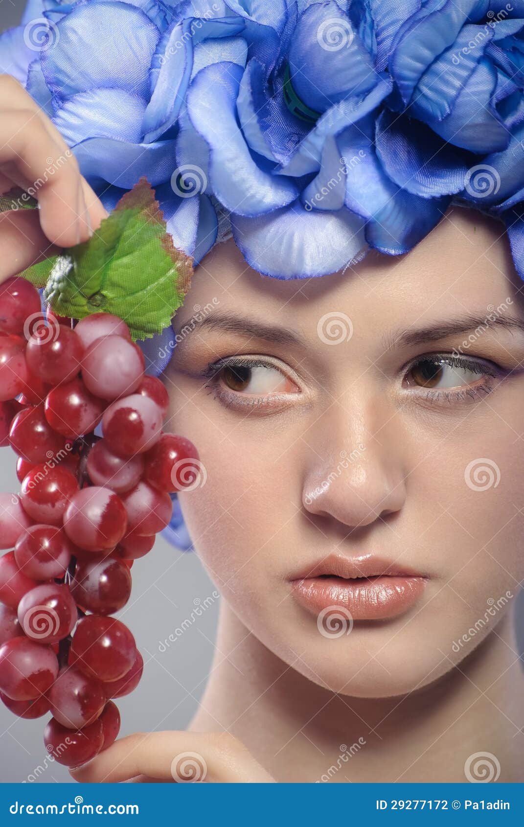Si Fa Solo Con L uva Bella Ragazza Con L'uva Rossa Fotografia Stock - Immagine di fiori