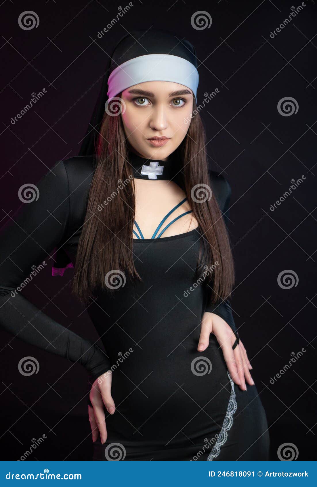 Bella Ragazza in Costume Da Suora Sexy Immagine Stock - Immagine