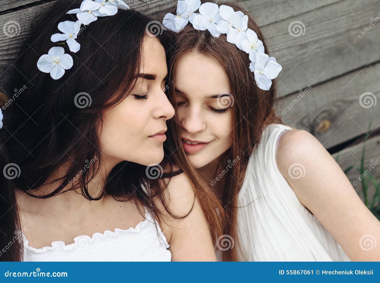 Bella ragazza due immagine stock. Immagine di azione - 55867061