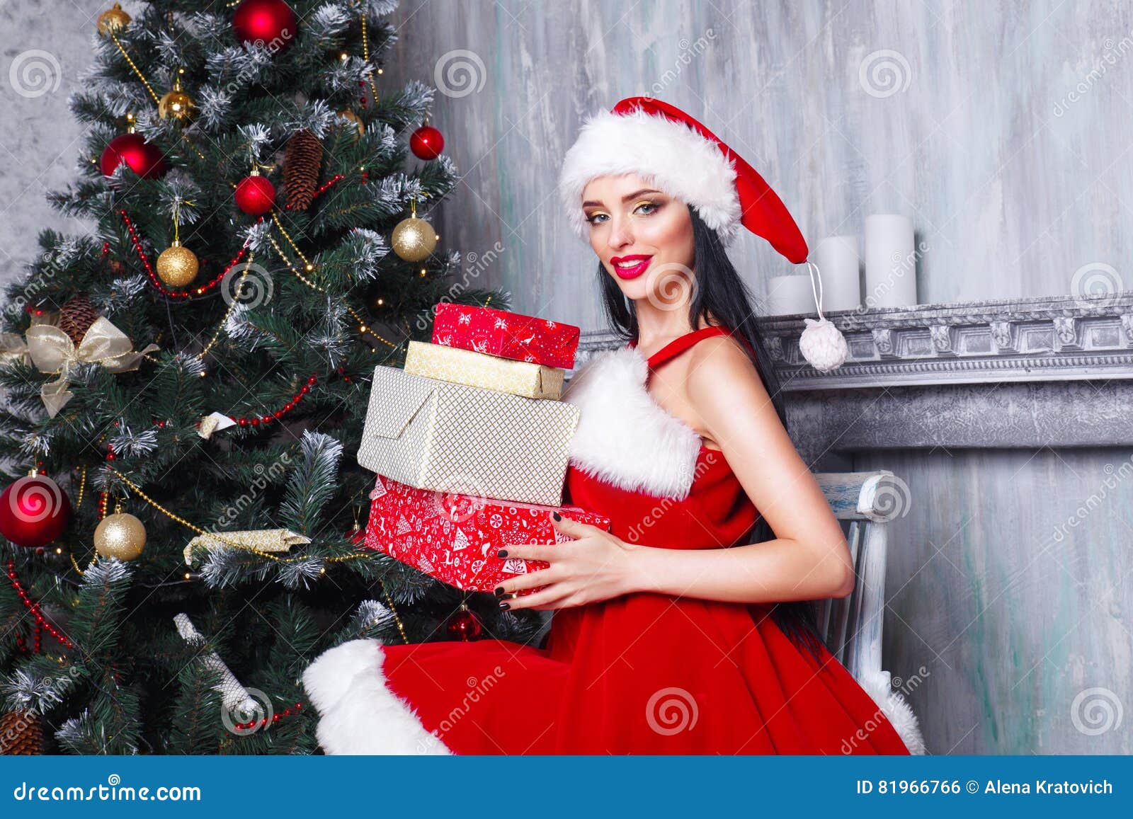 Foto Di Donne Vestite Da Babbo Natale.Bella Ragazza Sexy Che Porta I Vestiti Del Babbo Natale Donna Sorridente Con Il Grande E Piccolo Regalo Donne Sul Vestito E Sul C Fotografia Stock Immagine Di Nuovo Cute 81966766