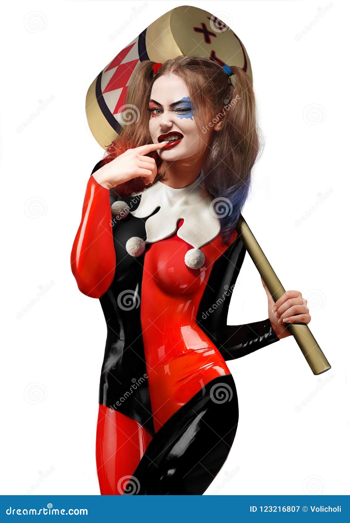 Bella Ragazza in Un Costume Di Harley Quinn Con Un Martello Nel Suo Ha  Immagine Stock - Immagine di pellicola, giovane: 123216807