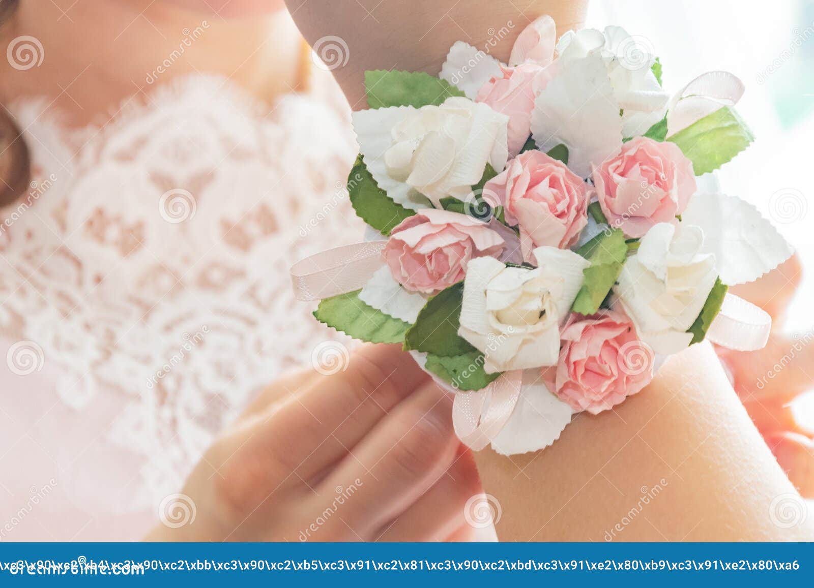 Bella Serie Di Accessori Per Il Matrimonio Per La Sposa. Mattinata Delle  Spose. Palude Di Fiori Bianchi E Rosa. Collana Di Perle a Fotografia Stock  - Immagine di unione, nubile: 202013740