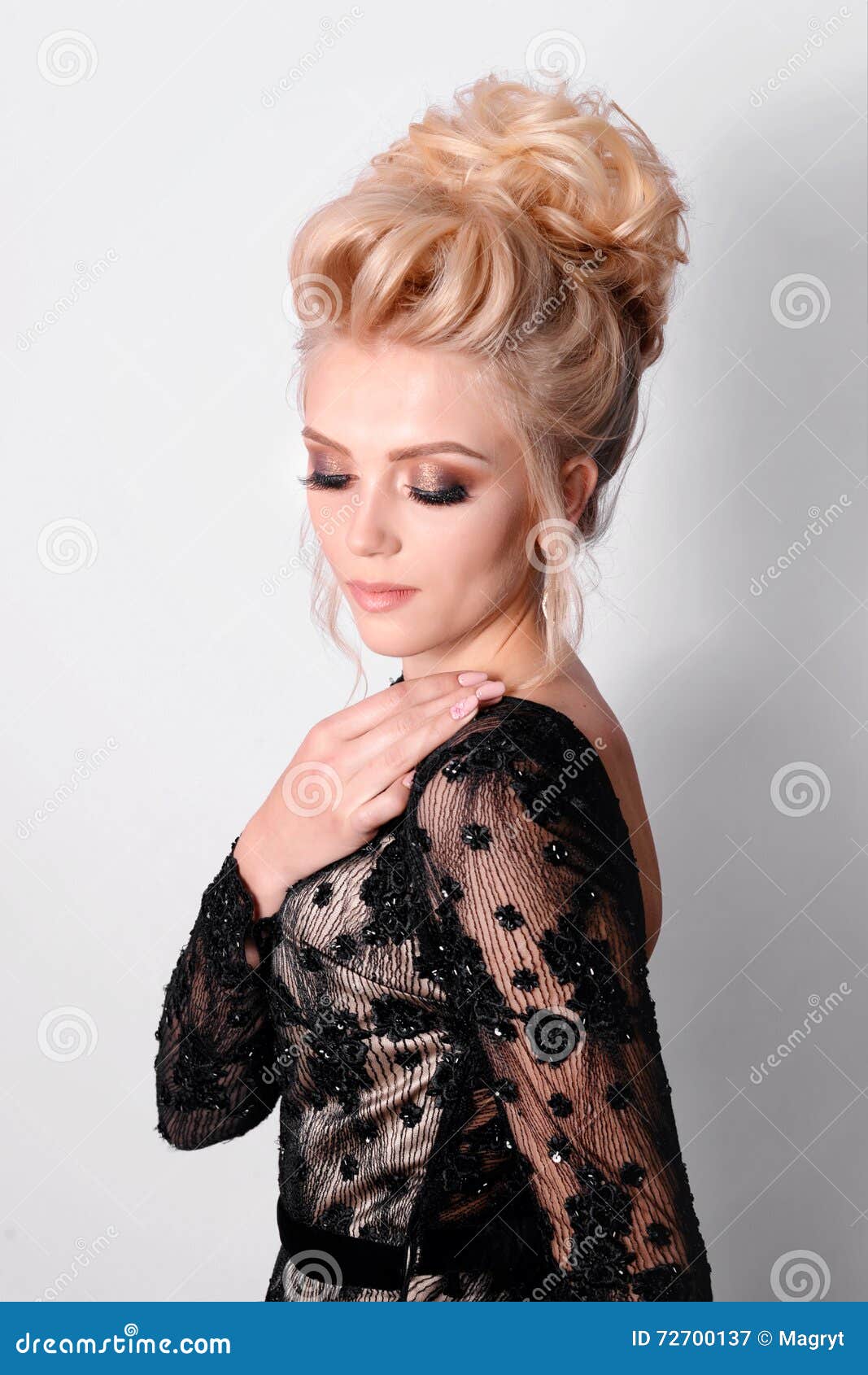 Bella Signora In Vestito Da Sera Nero Elegante Con L Acconciatura Di Updo Foto Di Modo Immagine Stock Immagine Di Faccia Vestito