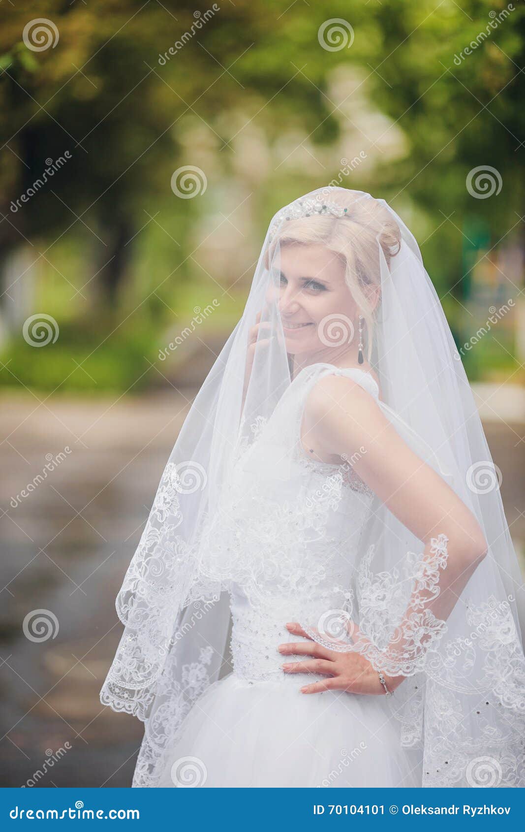 Bella sposa della foto all'aperto in una foresta