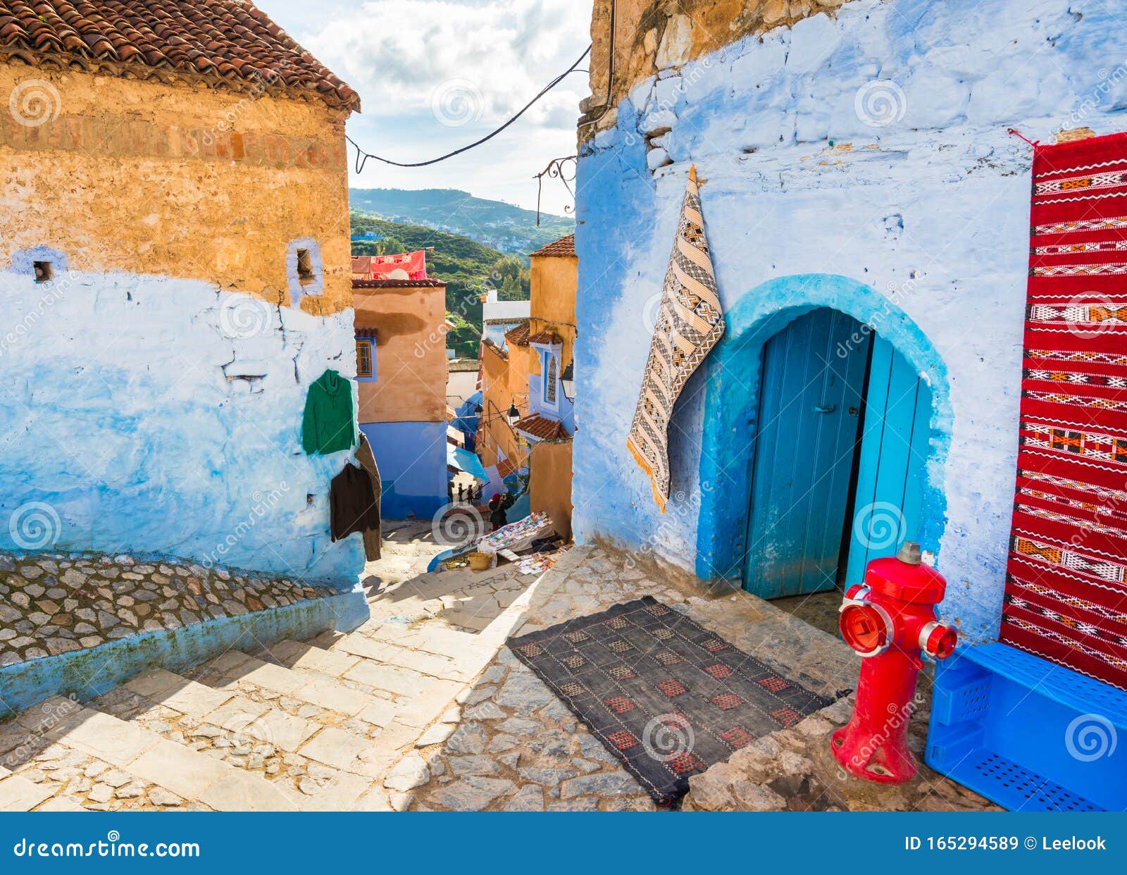 Bella Strada Nella Citta Di Chefchaouen In Marocco Con Pareti Luminose E Tappeti Tradizionali Immagine Stock Editoriale Immagine Di Marocco Citta