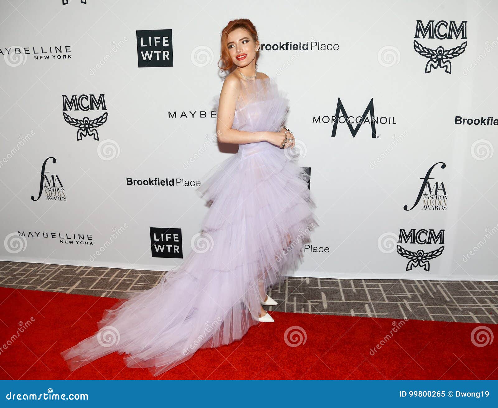 NEUES YORK 8. SEPTEMBER: Schauspielerin Bella Thorne nimmt an den täglichen Front Row-` s 2017 Mode-Medien-Preisen am das vier Jahreszeit-Hotel-New- Yorkstadtzentrum am 8. September 2017 in New York City teil