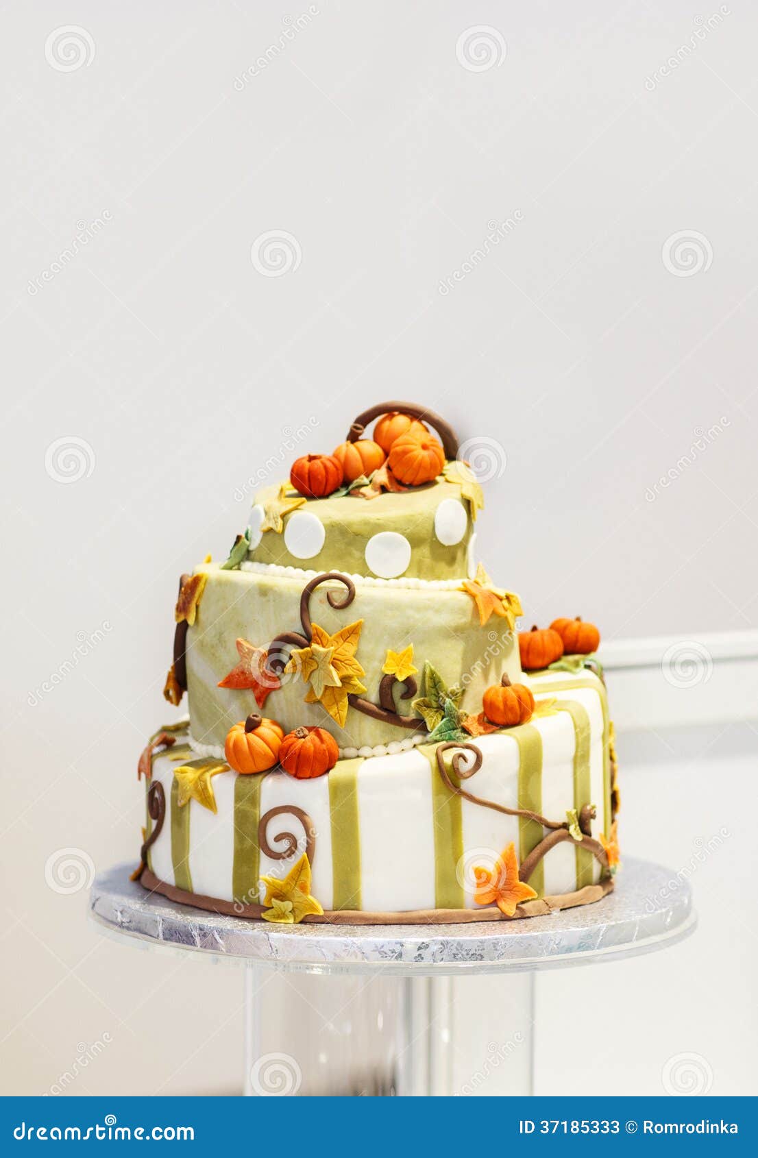 Bella torta nunziale in arancia e crema, con la zucca per nozze di autunno