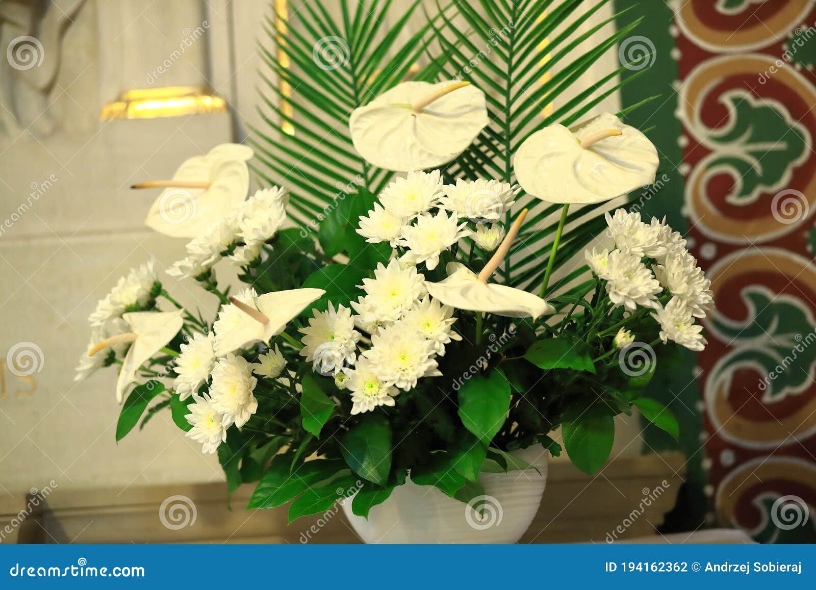 Bellas Flores Blancas Que Decoran El Altar En La Iglesia Foto de archivo -  Imagen de altar, flor: 194162362