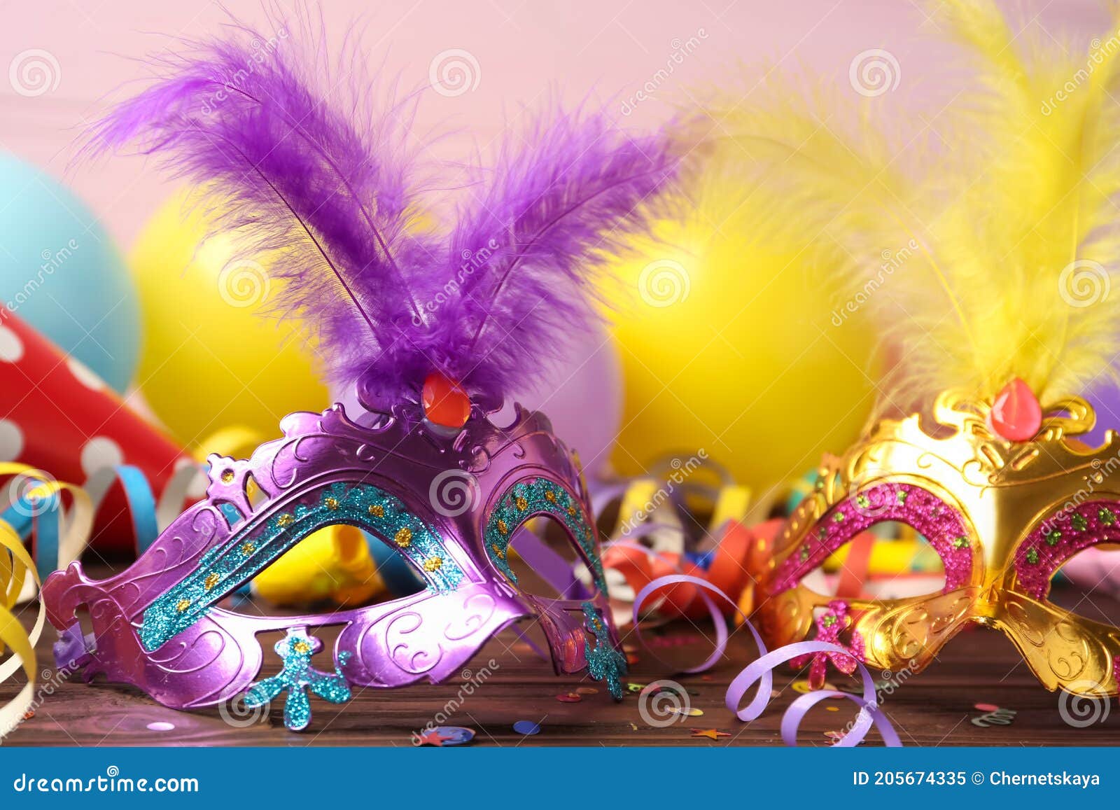 Bellas Máscaras De Carnaval Y Decoración De Fiesta En Un Armario De Madera  Imagen de archivo - Imagen de cara, arte: 205674335