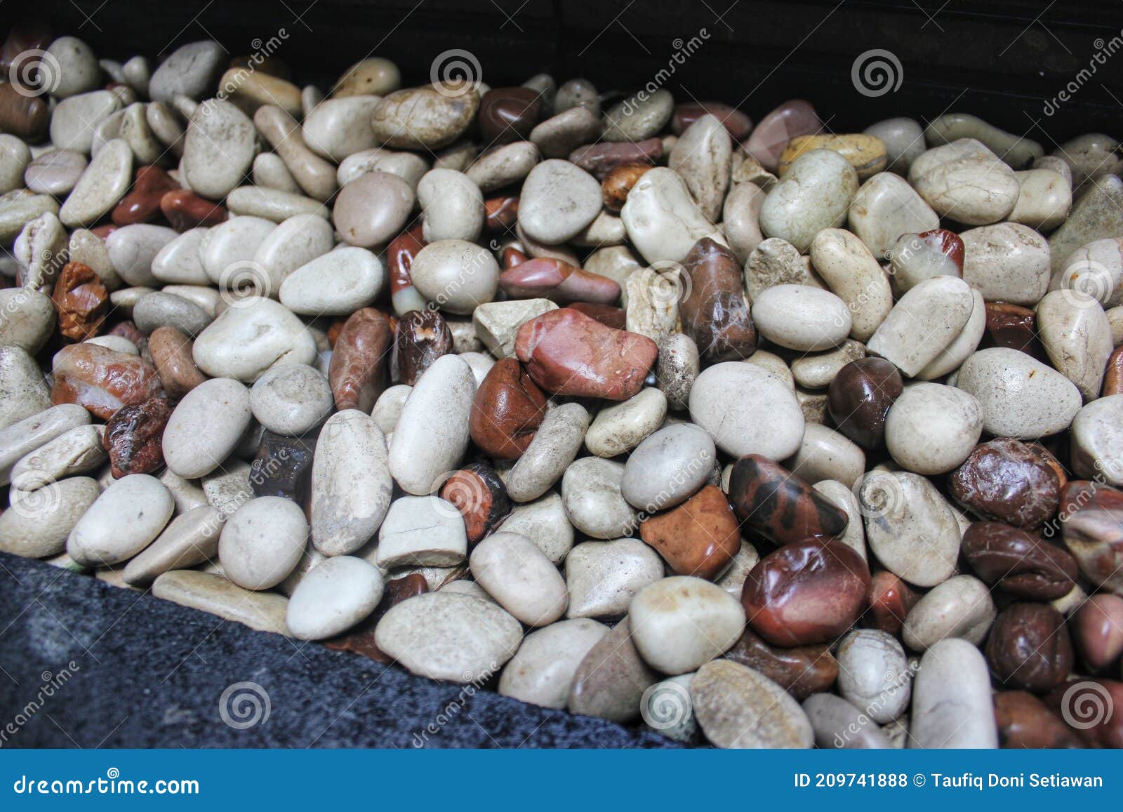 Bellas Piedras Para Decorar El Jardín Foto de archivo - Imagen de piedra,  roca: 209741888