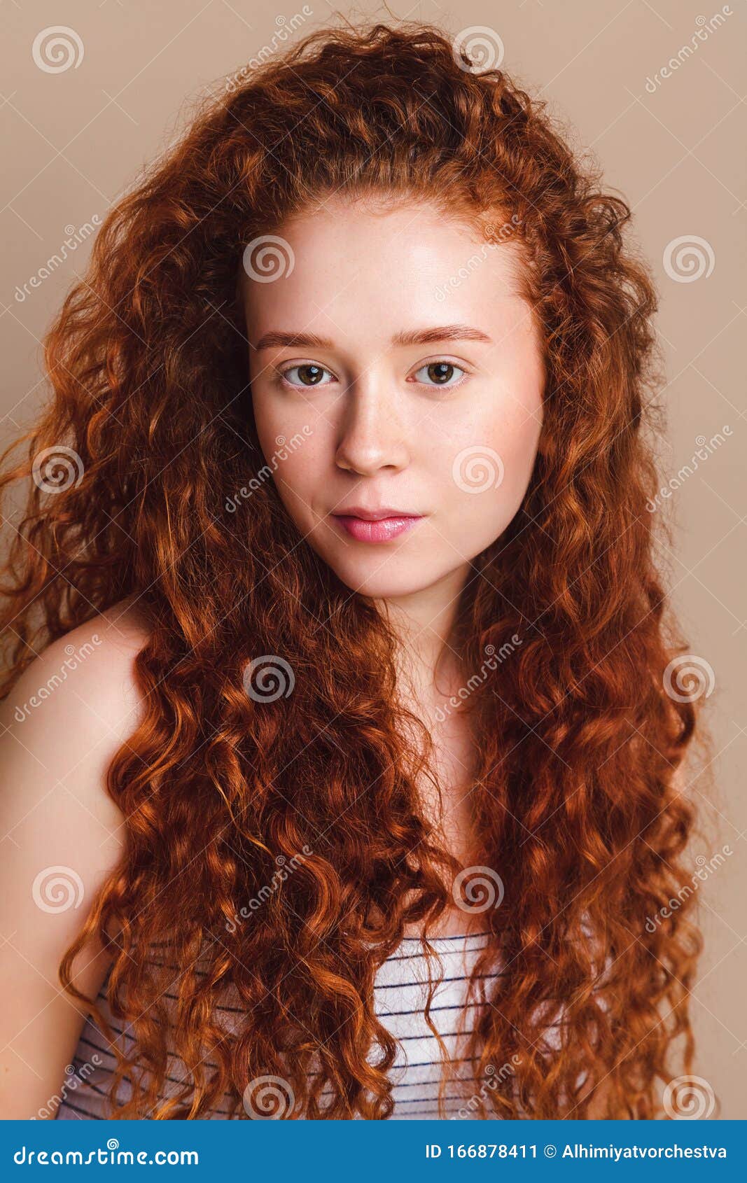 Belle Jeune Fille Souriante Adolescent Aux Longs Cheveux Bouclés