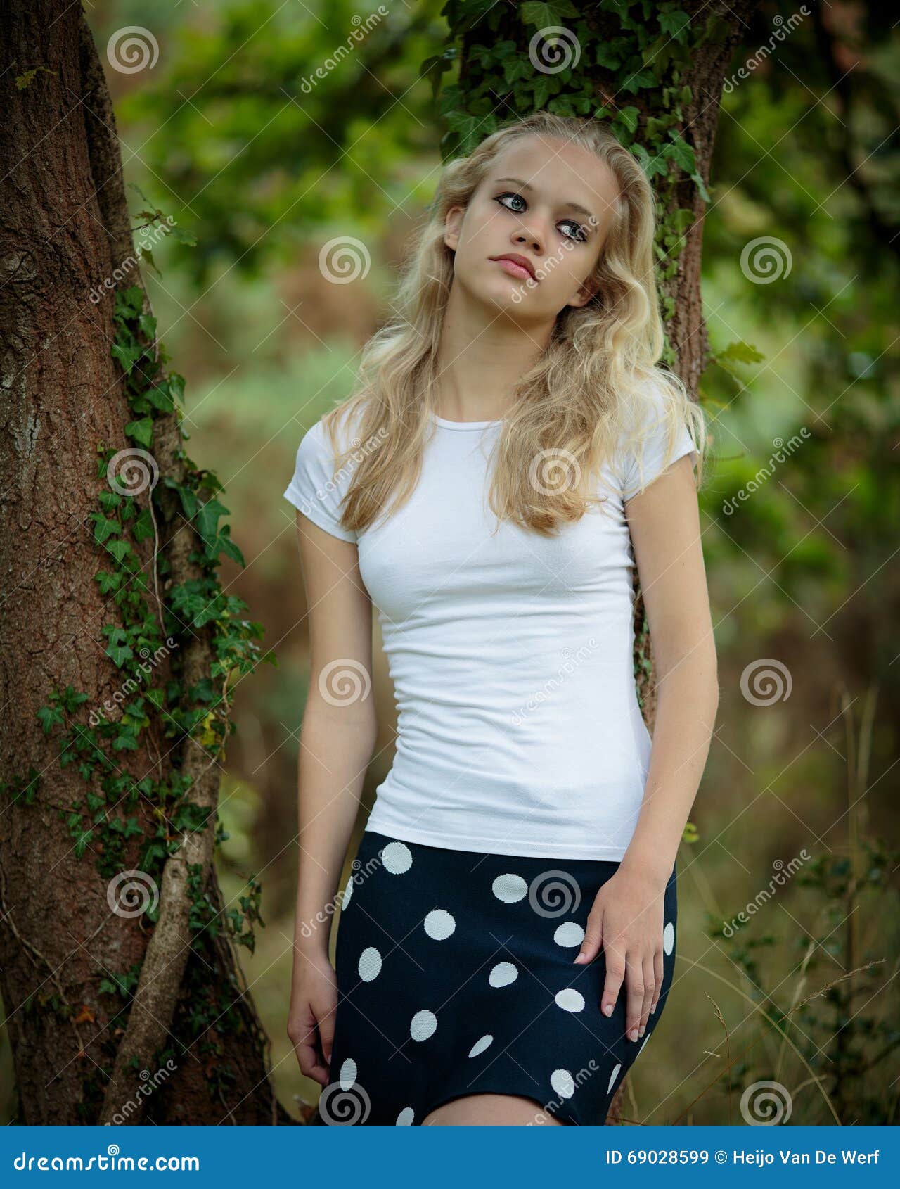 Belle Adolescente Blonde Dehors Dans Les Bois Image Stock Image Du Beau Fond 69028599