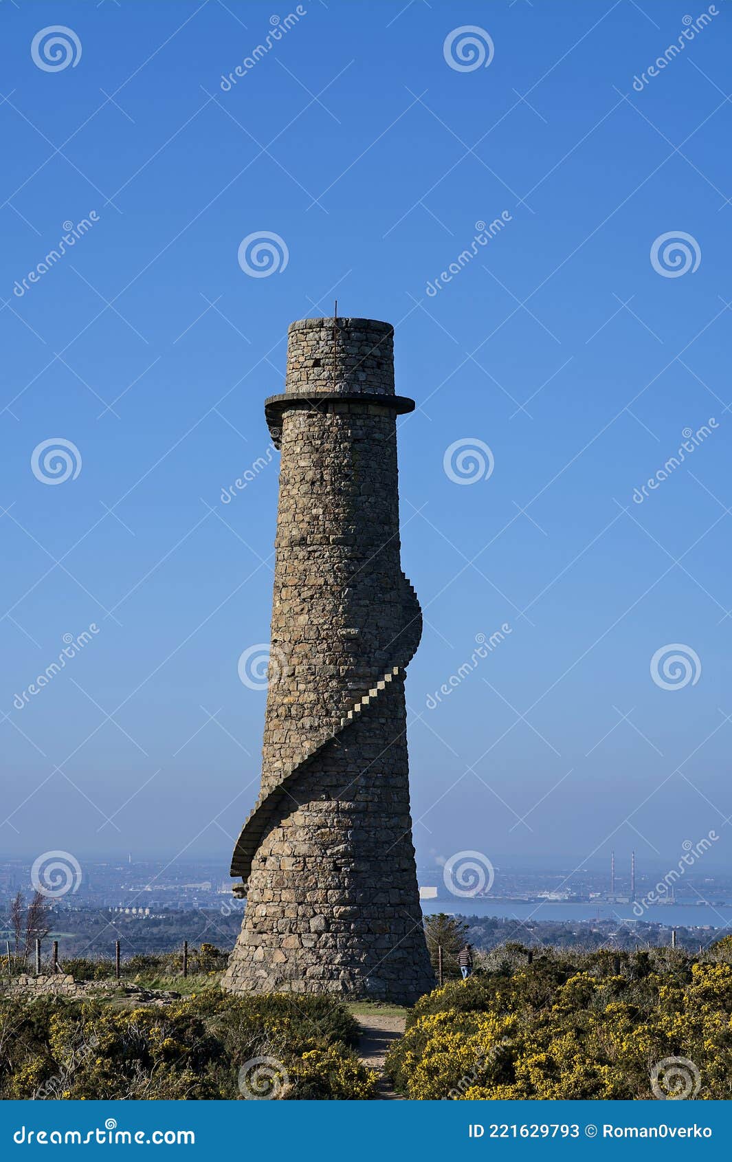 Belle Brillant Closeup Vue Verticale De Ballycorus Plomb Mine Et Fondre La  Tour De Cheminée Contre Ciel Bleu Parfaitement Clair Image stock - Image du  vieux, nature: 221629793