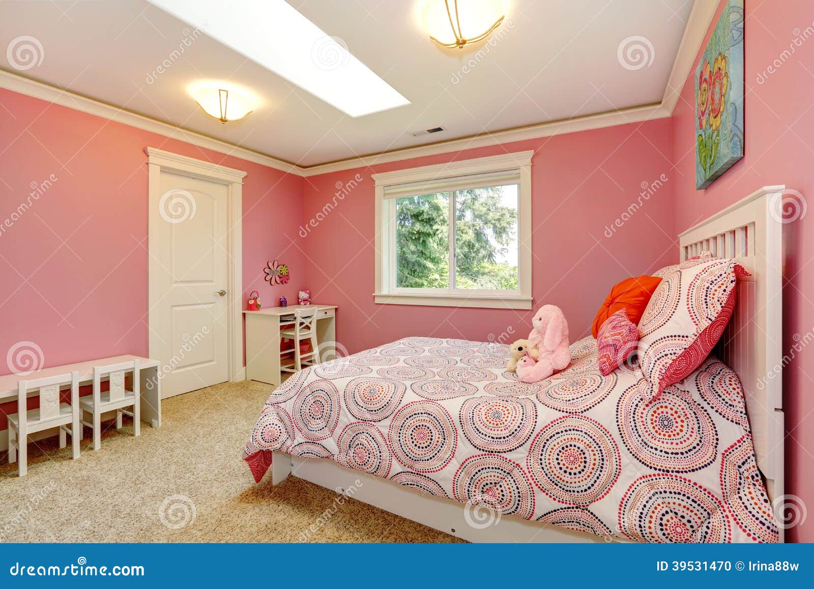 Belle Chambre à Coucher Rose Pour Des Filles Photo stock - Image: 39531470