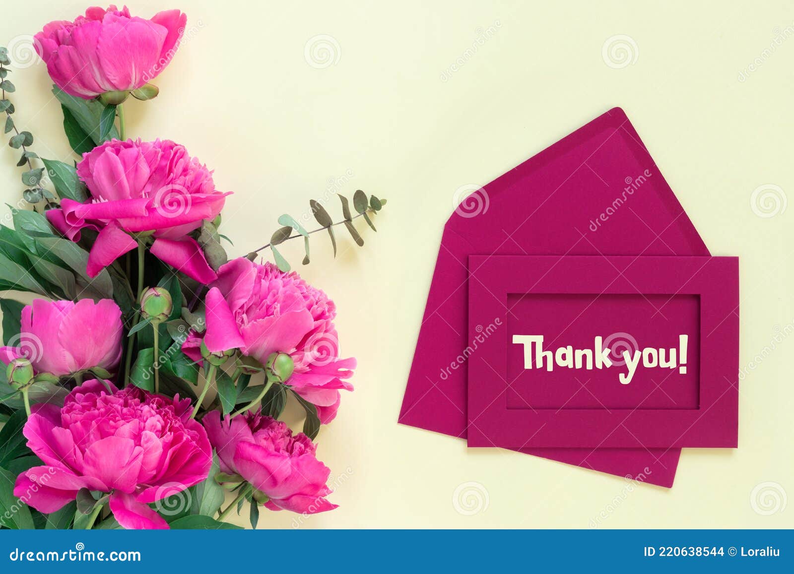 Belle Délicate Pivoine Rose Avec Enveloppe Et Lettre Sur Fond De Papier  Jaune. Merci D'avoir écrit Sur La Carte Photo stock - Image du eucalyptus,  fête: 220638544
