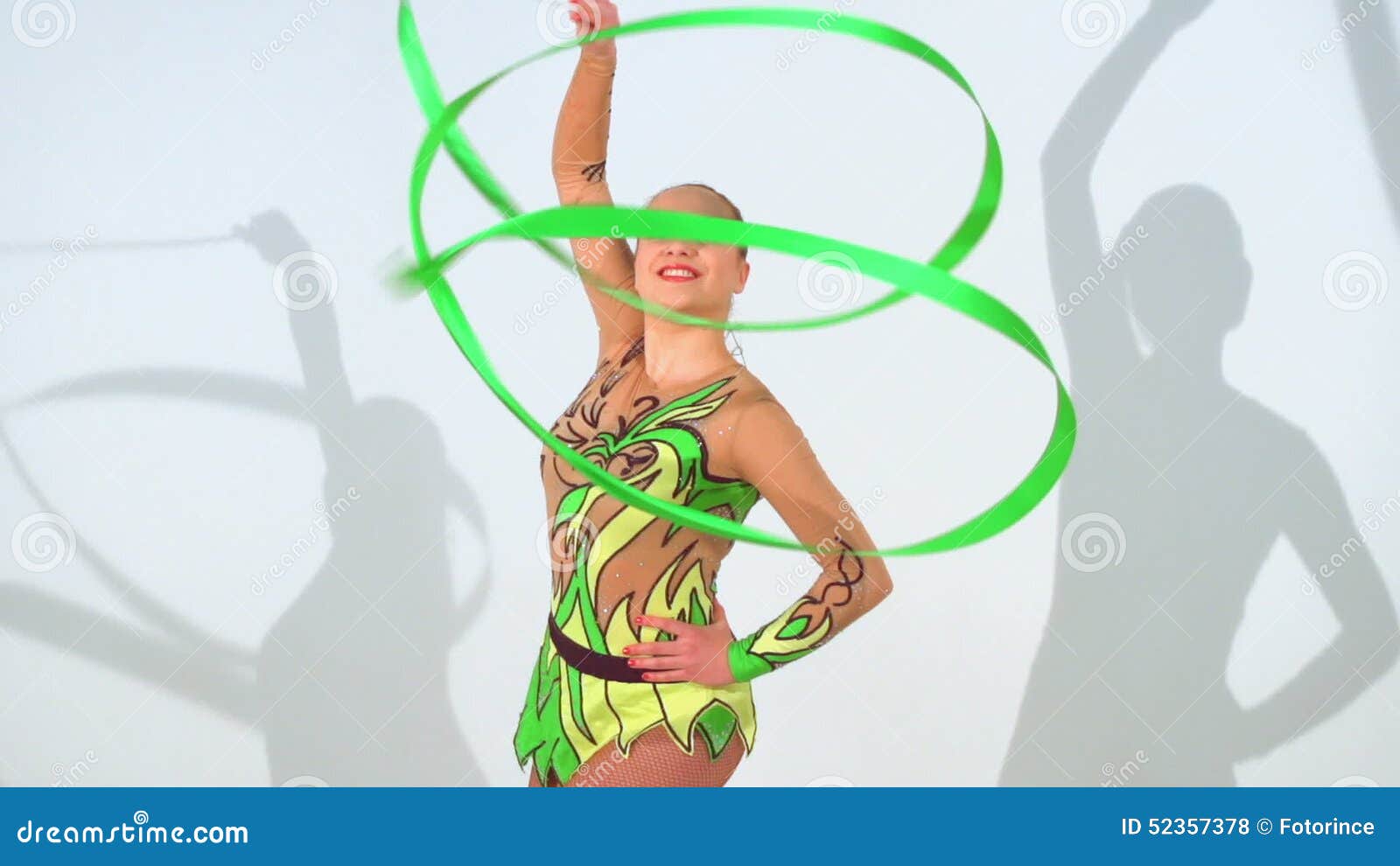Belle Danse D'acrobate Avec Une Ceinture Dans Le Mouvement Lent Banque De  Vidéos - Vidéo du ballet, exercice: 52357378