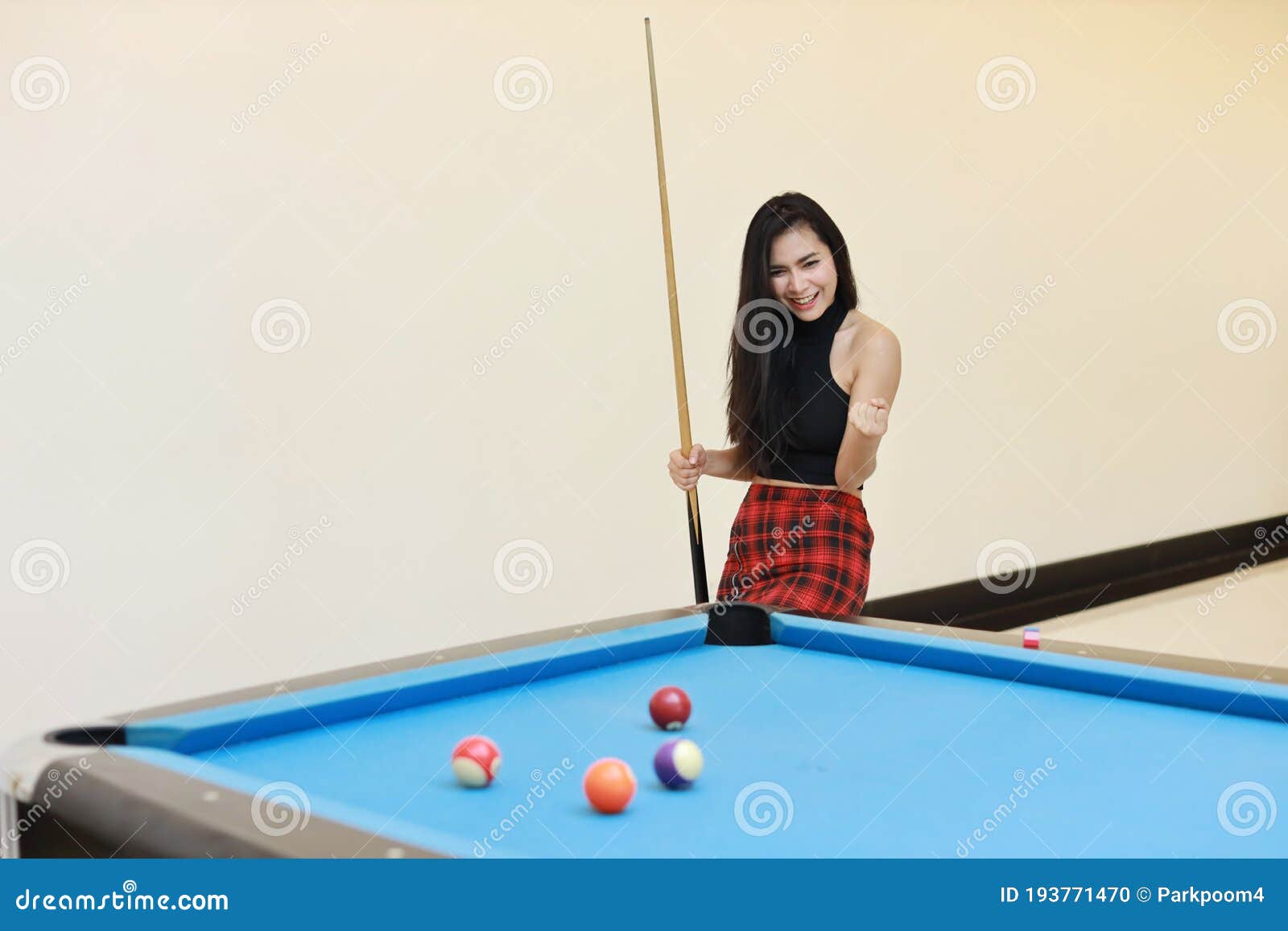 Belle Et Sexy Femme Asiatique Dans La Robe Noire, Qui Joue Au Billard ...