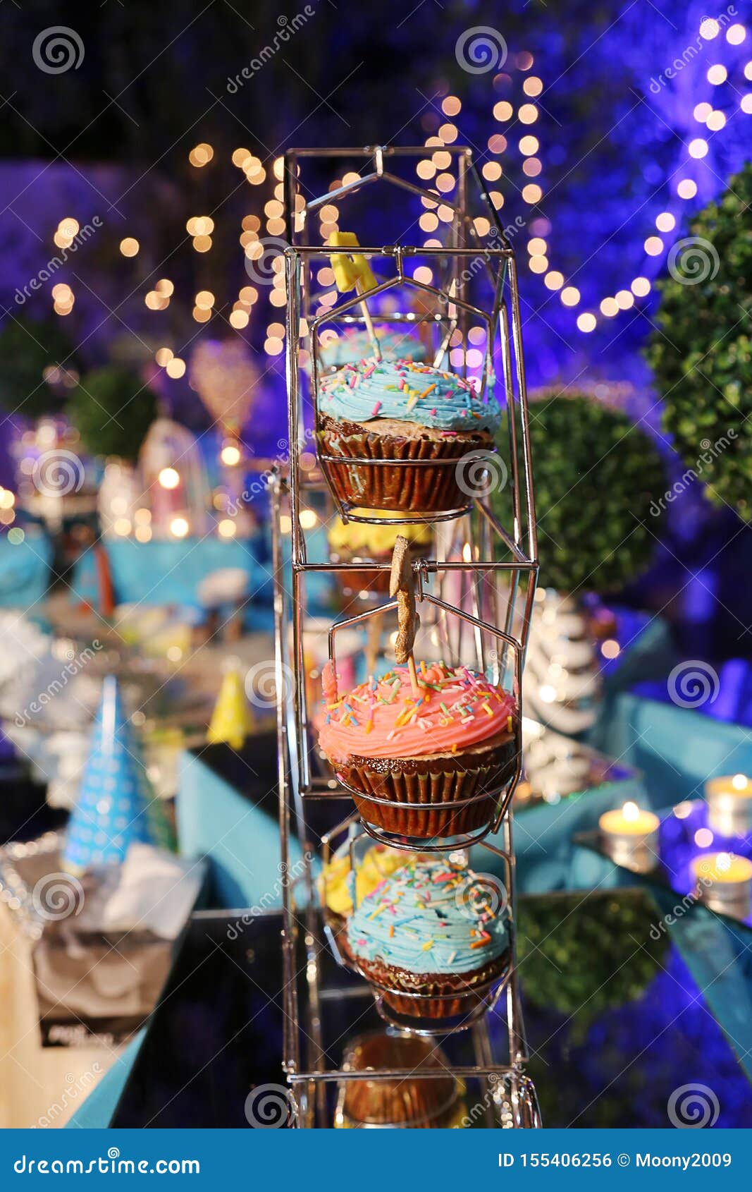 Belle Fete D Anniversaire Avec Les Petits Gateaux Colores Photo Stock Image Du Belle Anniversaire Belle Fete D Anniversaire Avec Les Petits Gateaux Colores Photo Stock Image Du Belle Anniversaire