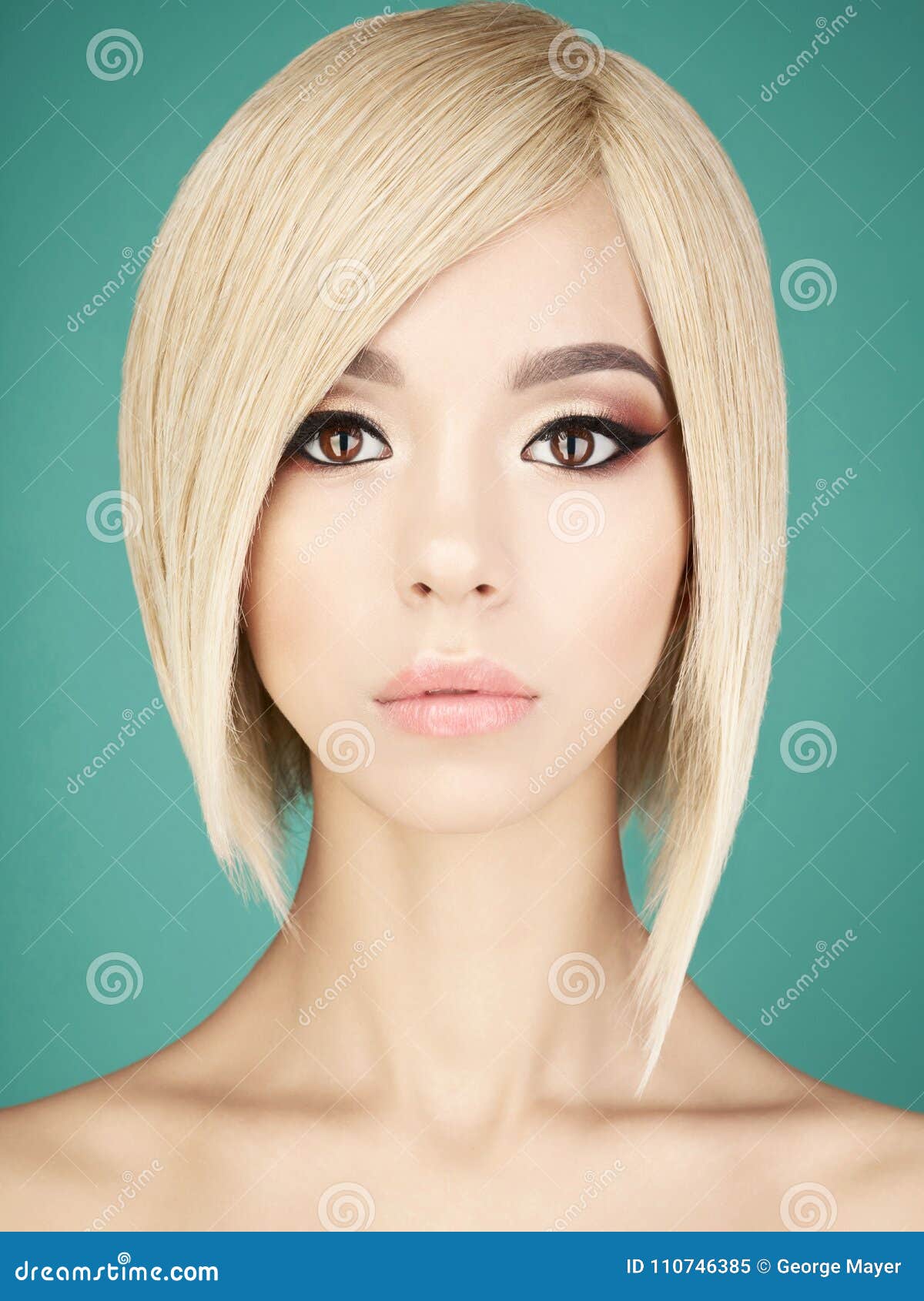 Belle Modèle Coréen Avec De Longs Cheveux De Style En Coiffure