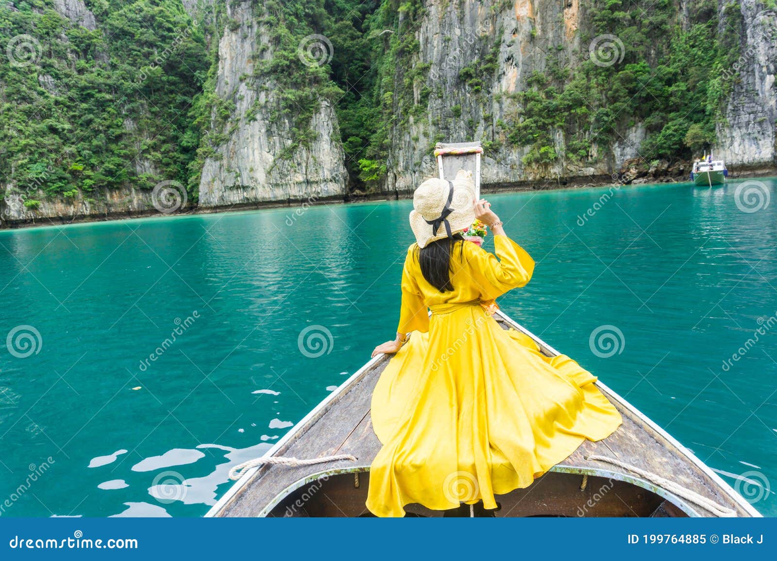 Belle Femme Au Chapeau De Port De Robe Jaune Lumineuse Avec Un Arc Noir Sur  Le Bateau Local De Longue Queue De Krabi Voyageant Au Image stock - Image  du extérieur, côte