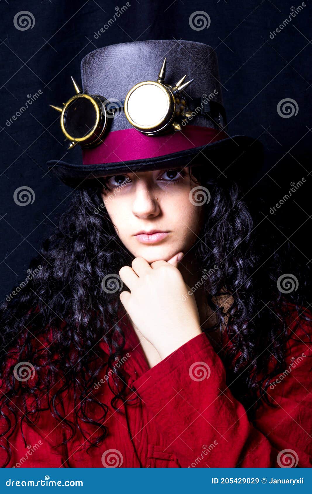 Belle Femme Au Chapeau Sur Le Fond Noir Image stock - Image du frais, fond:  205429029