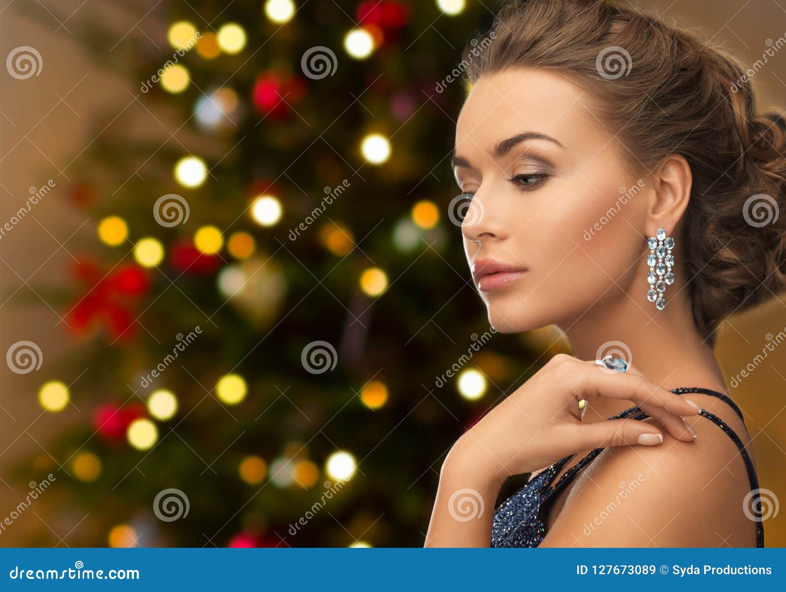 Belle Femme Avec Des Bijoux De Diamant Sur Noël Image stock - Image du  beau, femelle: 127673089