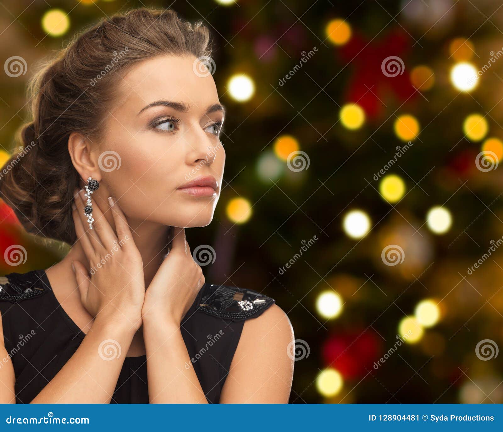 Belle Femme Avec Des Bijoux De Diamant Sur Noël Image stock - Image du  beau, femelle: 127673089