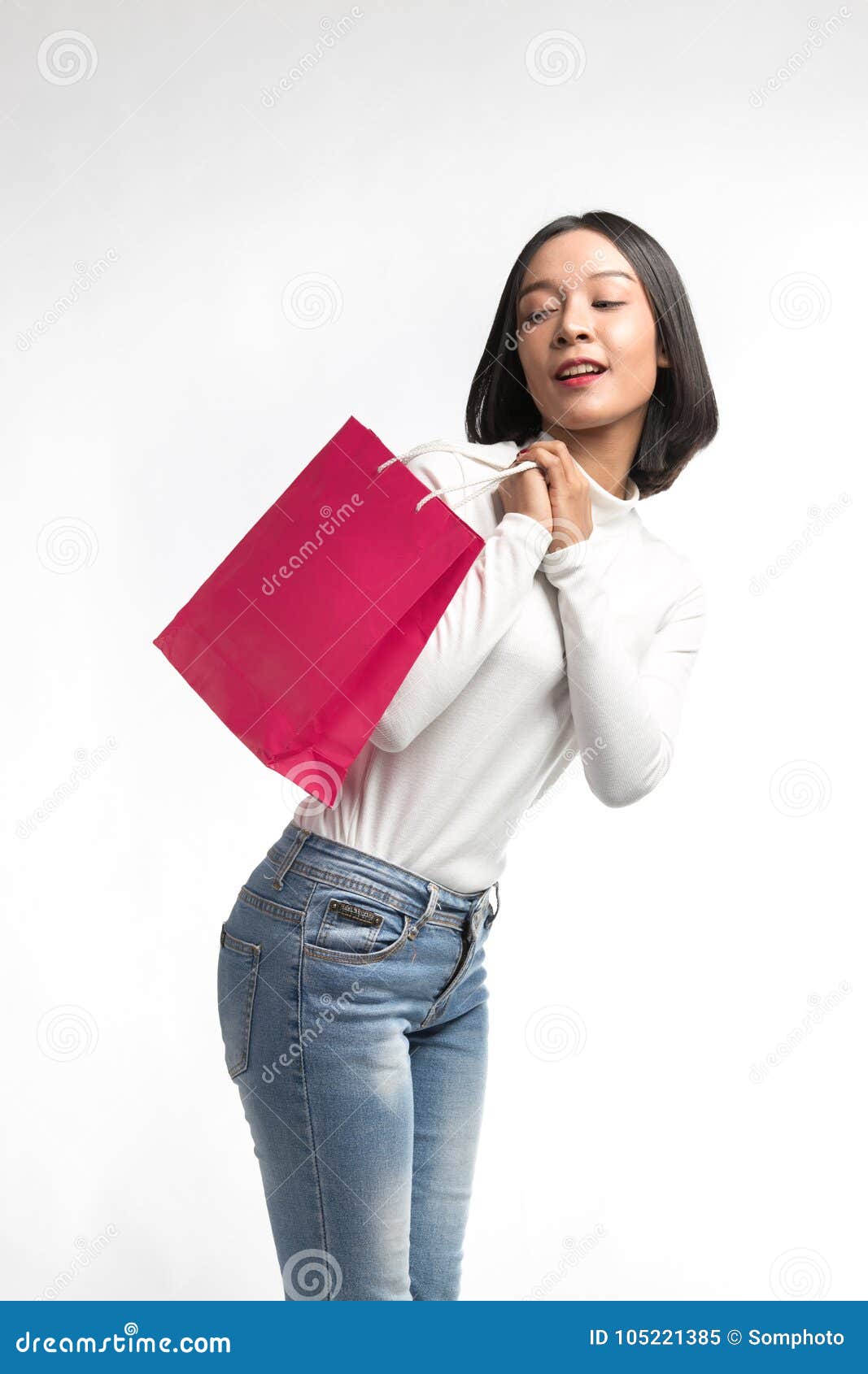 Belle femme avec le sac à provisions. Belle femme avec le panier d'isolement sur le fond blanc