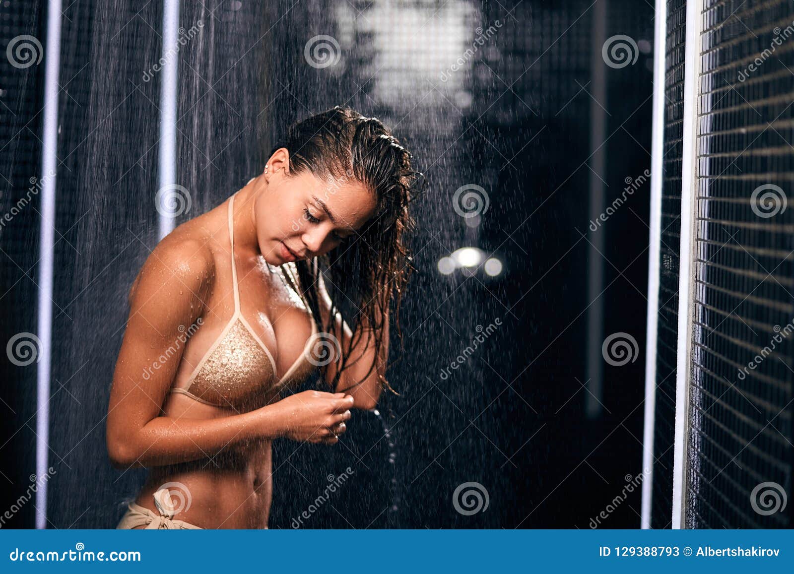 Девушка с мокрыми волосами в ванной