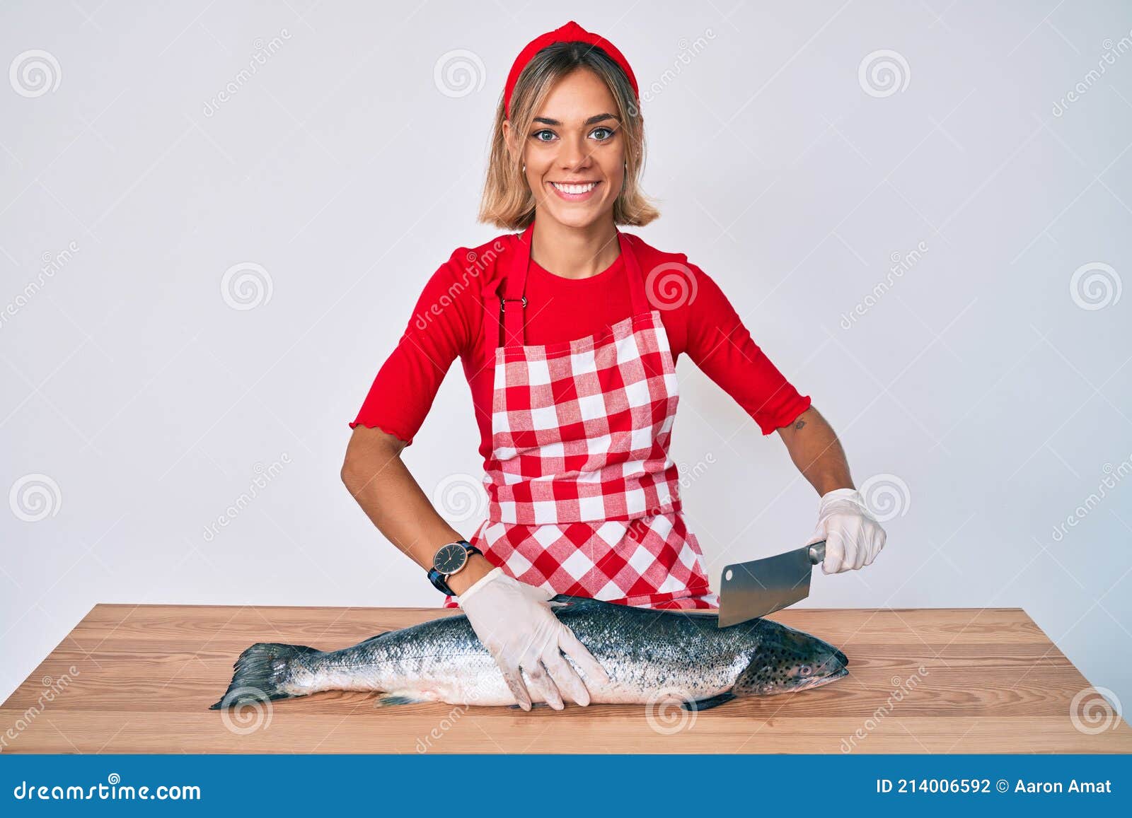 La femme caucasienne s'oppose à l'odeur dégoûtante du poisson. Une