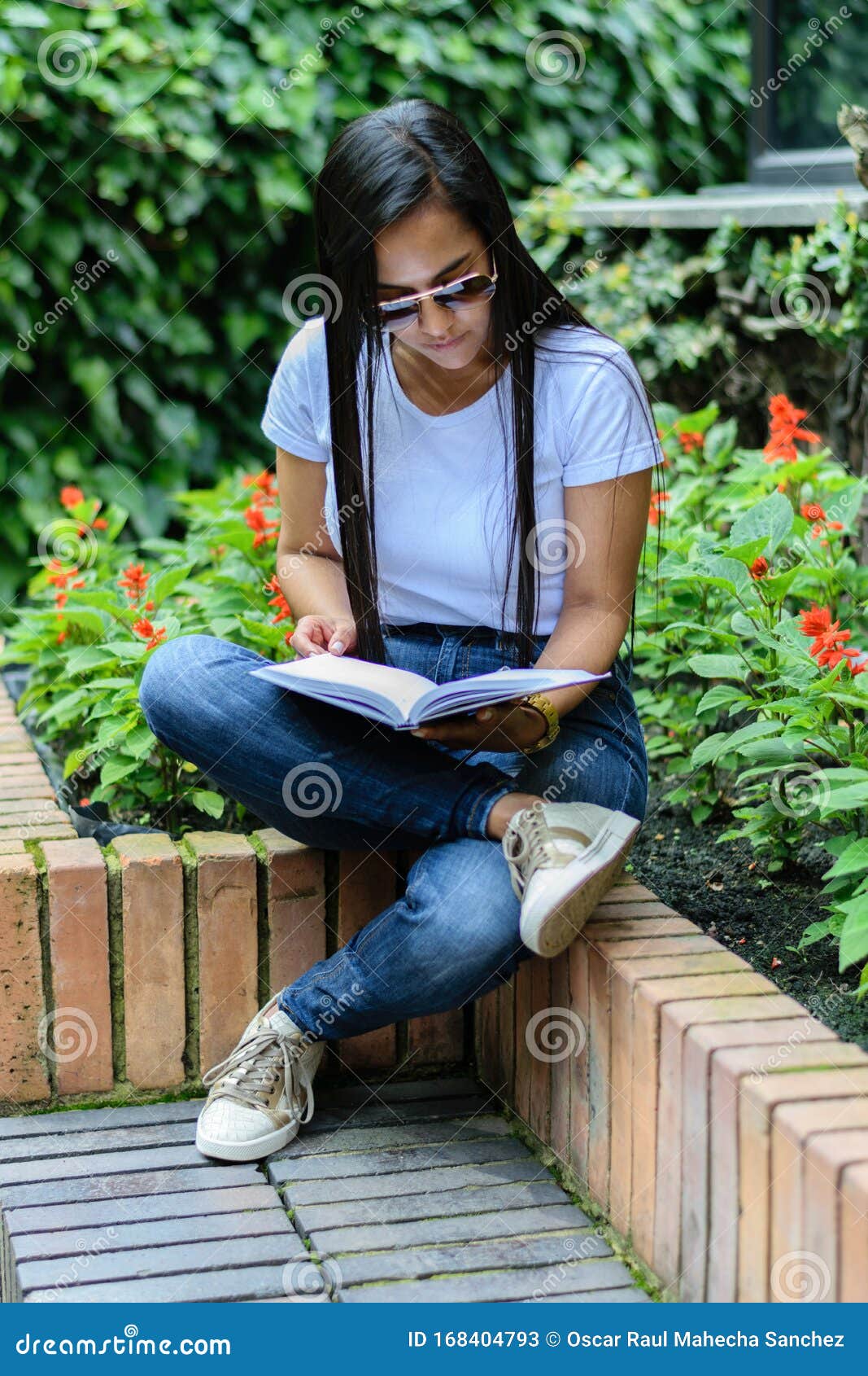 Belle Femme Colombienne Avec Des Lunettes De Soleil Assis Sur Un Banc Dans Un Jardin Vérifier 