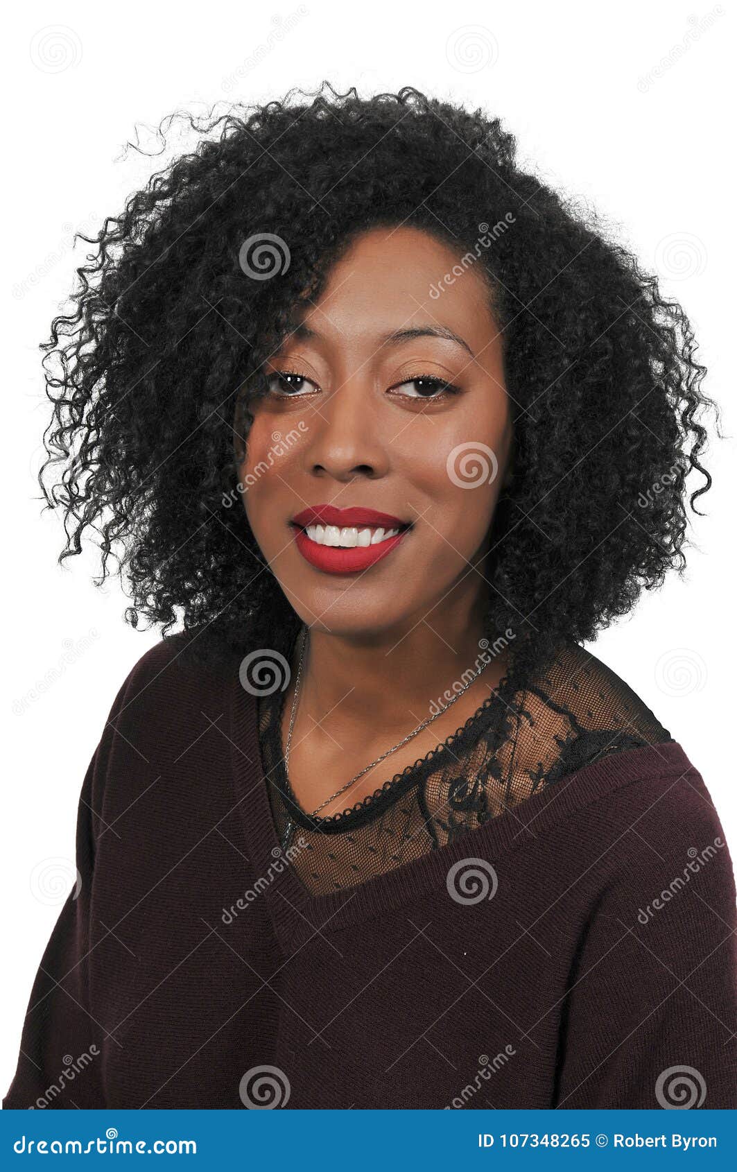 Belle femme d'Afro-américain. Belle jeune femme attirante d'Afro-américain modelant une pose