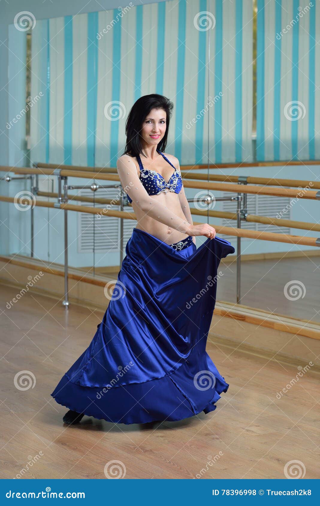 Belle Femme Dans La Danse Arabe De Pose De Costume, Orientale Ou De Ventre  Photo stock - Image du exotique, oriental: 78396998