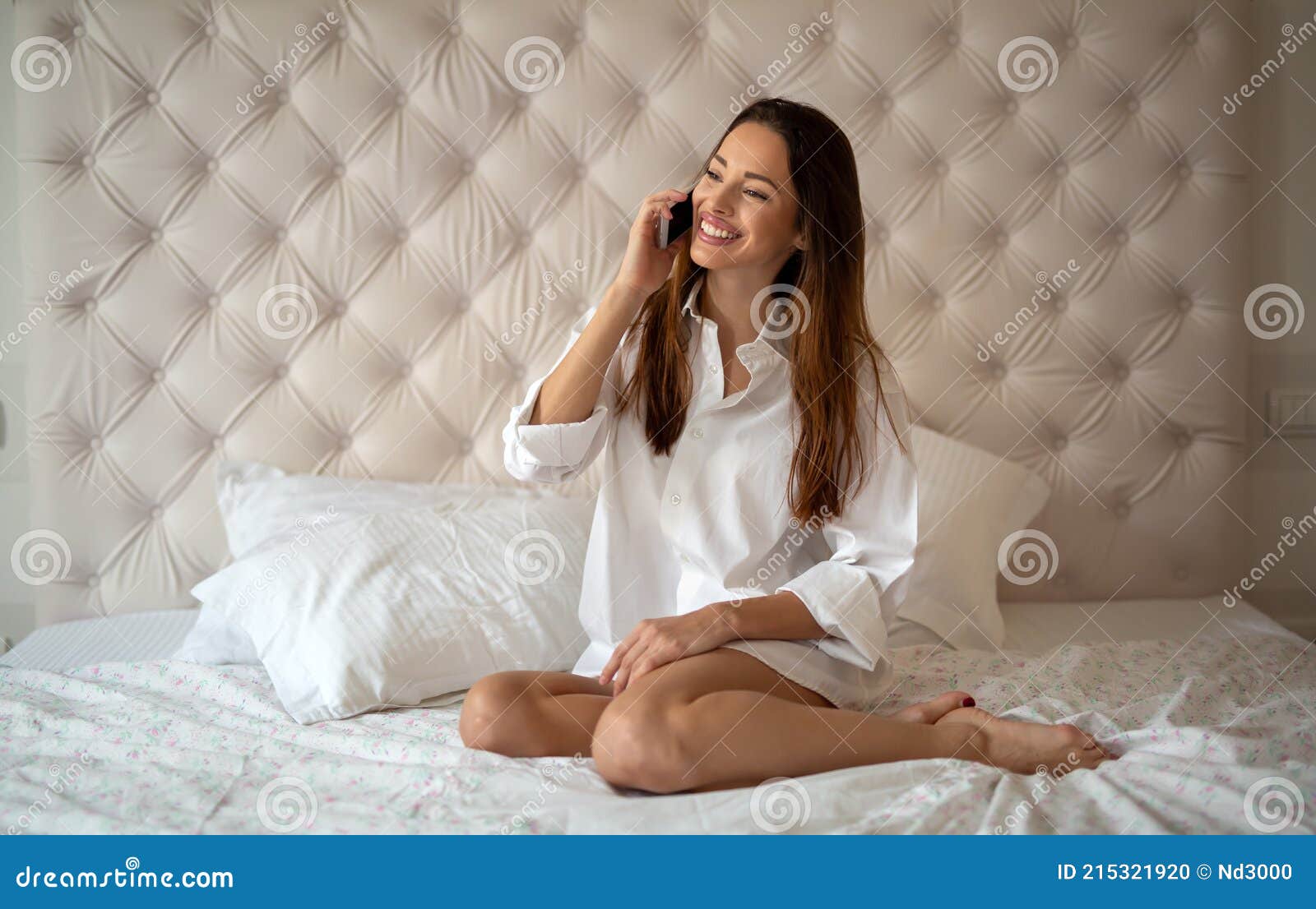 Belle Femme Dans Une Chemise À L'aide De Mobile Sur Le Lit Luxueux De La  Chambre Banque D'Images et Photos Libres De Droits. Image 171721858