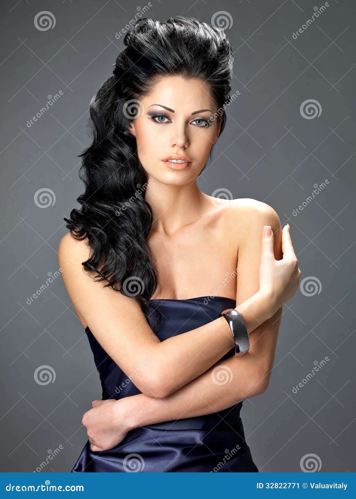 Belle Femme De Brune Avec De Longs Cheveux Image Stock Image Du Boucl Mod Le